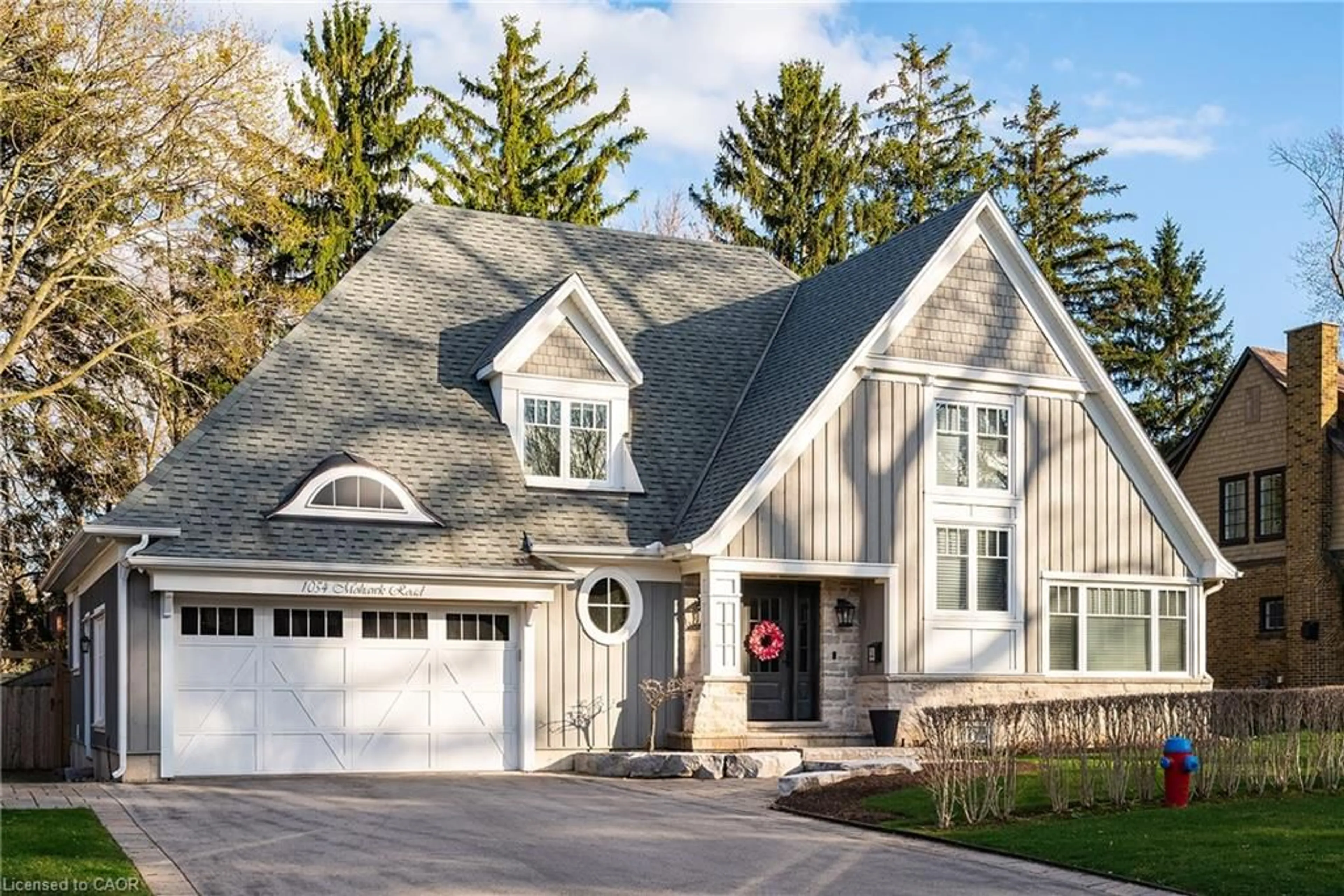 Home with vinyl exterior material, street for 1054 Mohawk Rd, Burlington Ontario L7T 3M6
