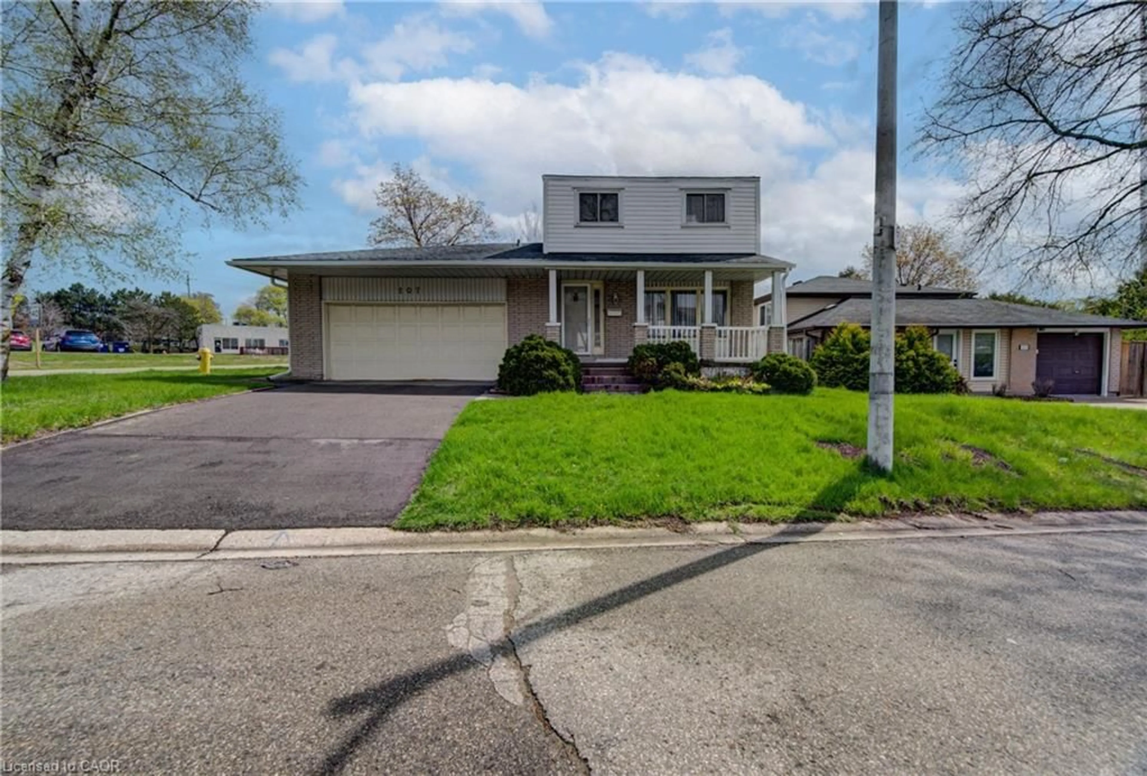 Home with vinyl exterior material, street for 207 Linden Dr, Cambridge Ontario N3H 4Y1