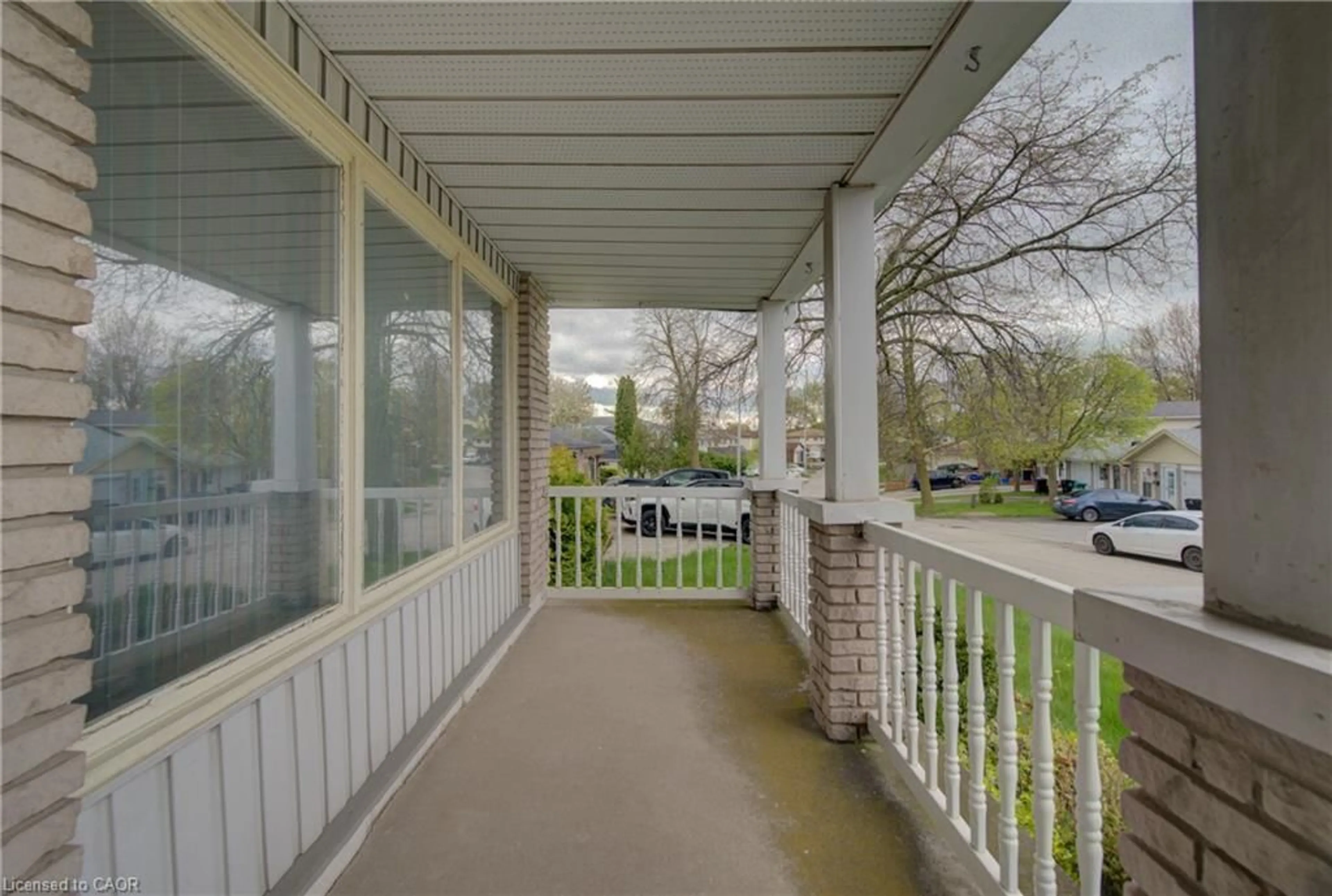 Patio, street for 207 Linden Dr, Cambridge Ontario N3H 4Y1
