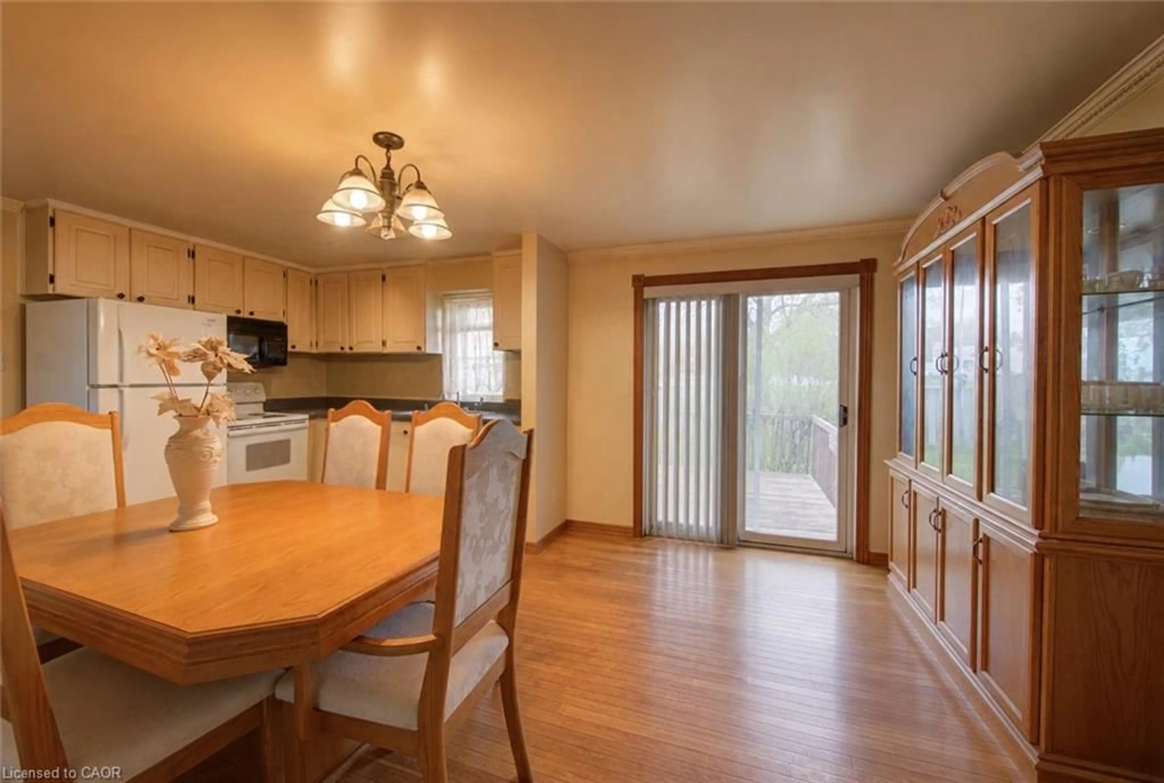 Dining room, wood/laminate floor for 207 Linden Dr, Cambridge Ontario N3H 4Y1