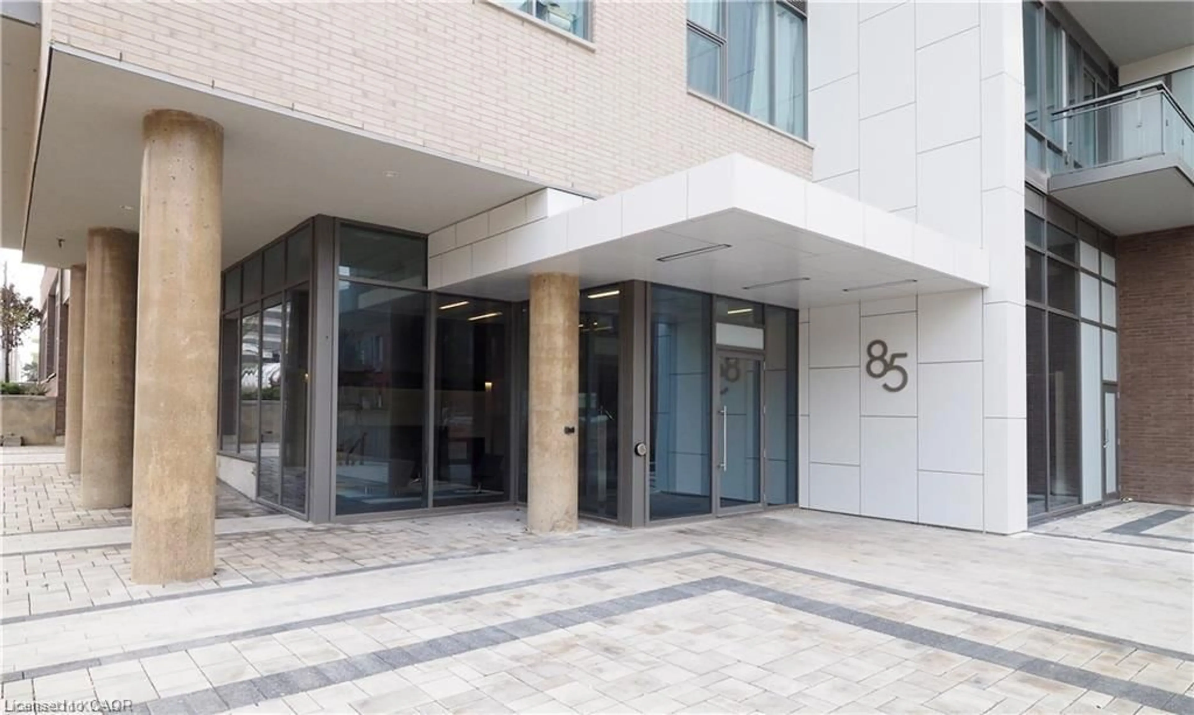 Indoor foyer for 85 Duke St #909, Kitchener Ontario N2H 0B7
