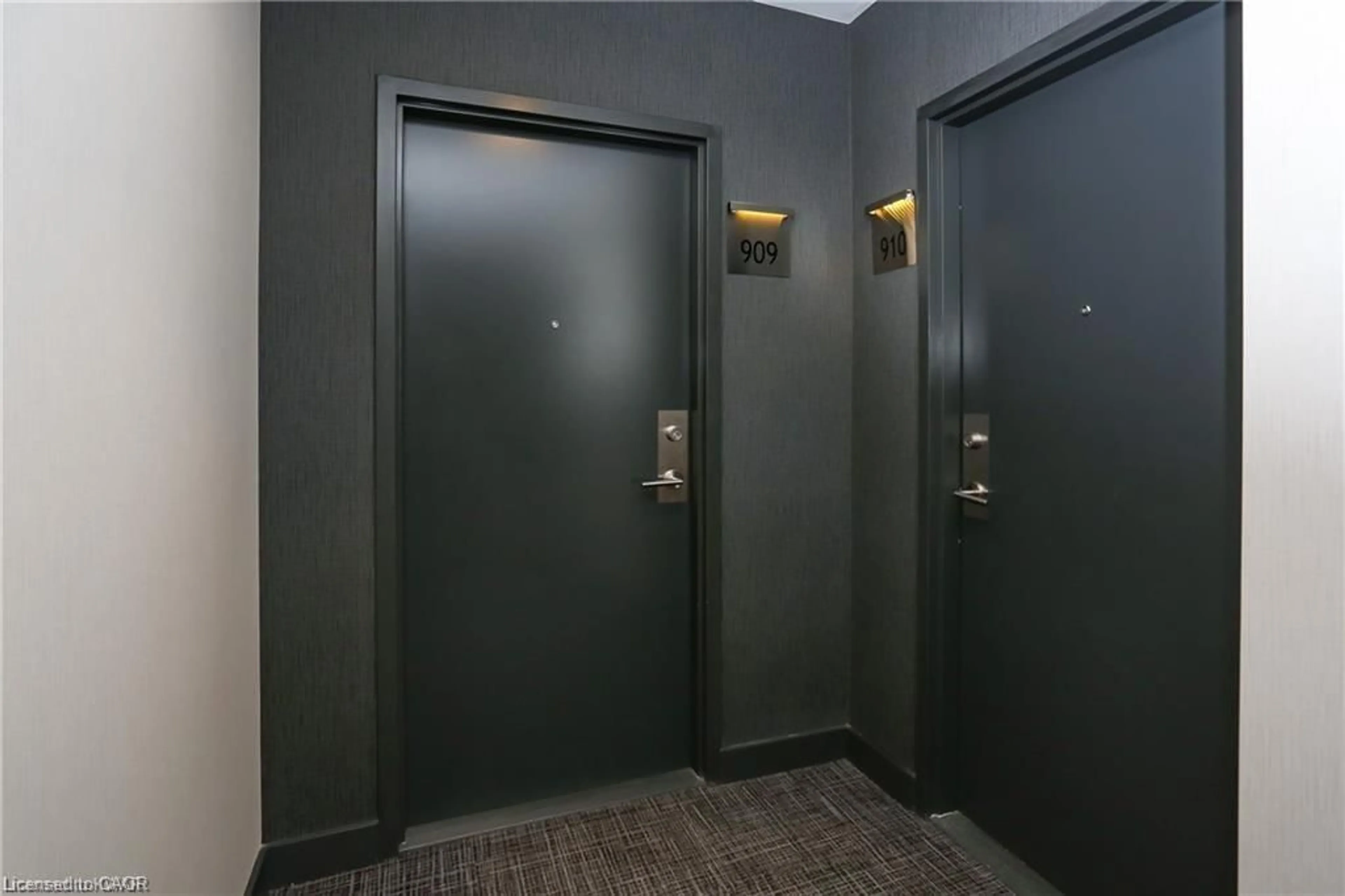 Indoor foyer for 85 Duke St #909, Kitchener Ontario N2H 0B7