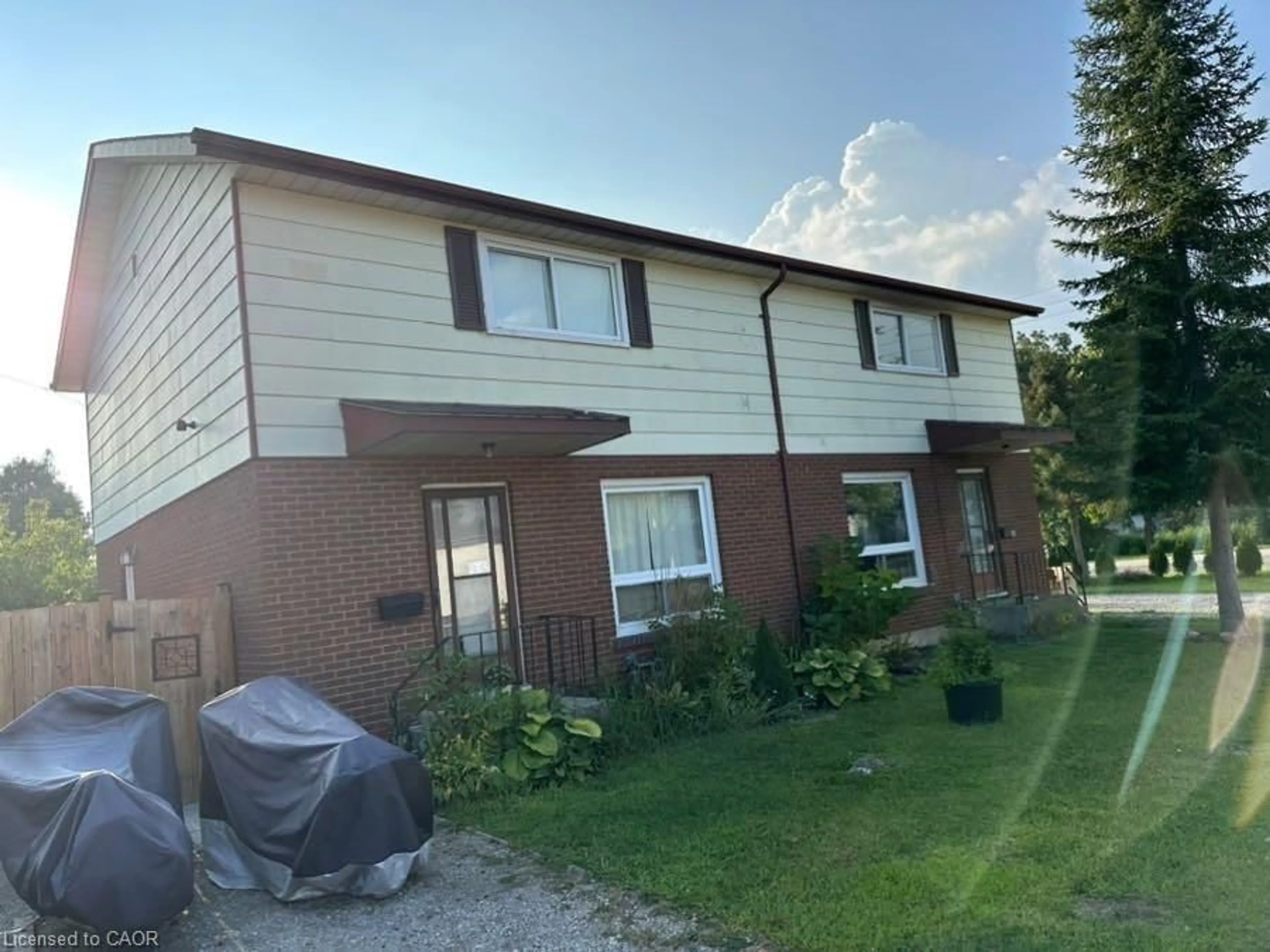 A pic from outside/outdoor area/front of a property/back of a property/a pic from drone, street for 406 Queen St, Delhi Ontario N4B 2L3