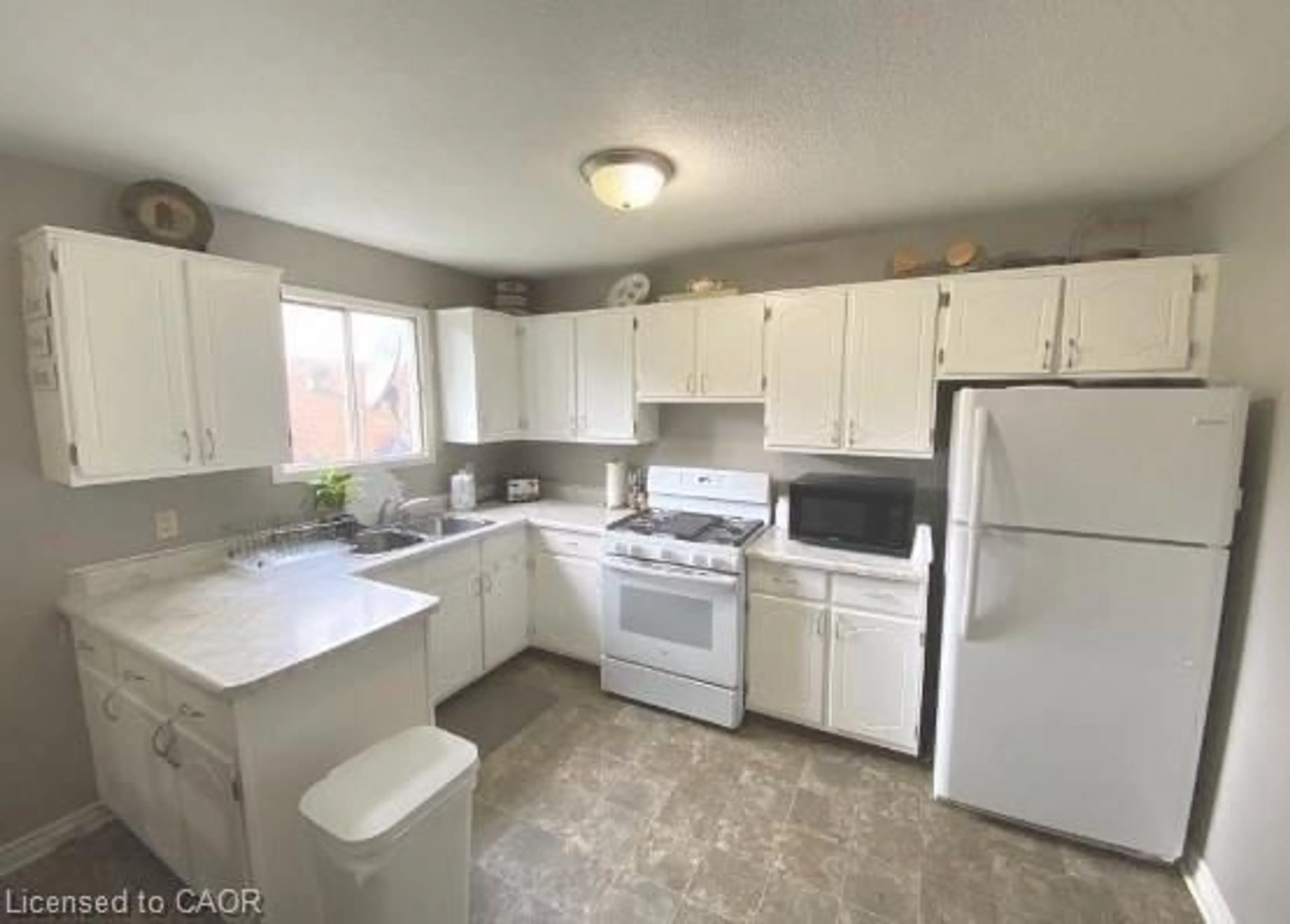 Standard kitchen, unknown for 406 Queen St, Delhi Ontario N4B 2L3
