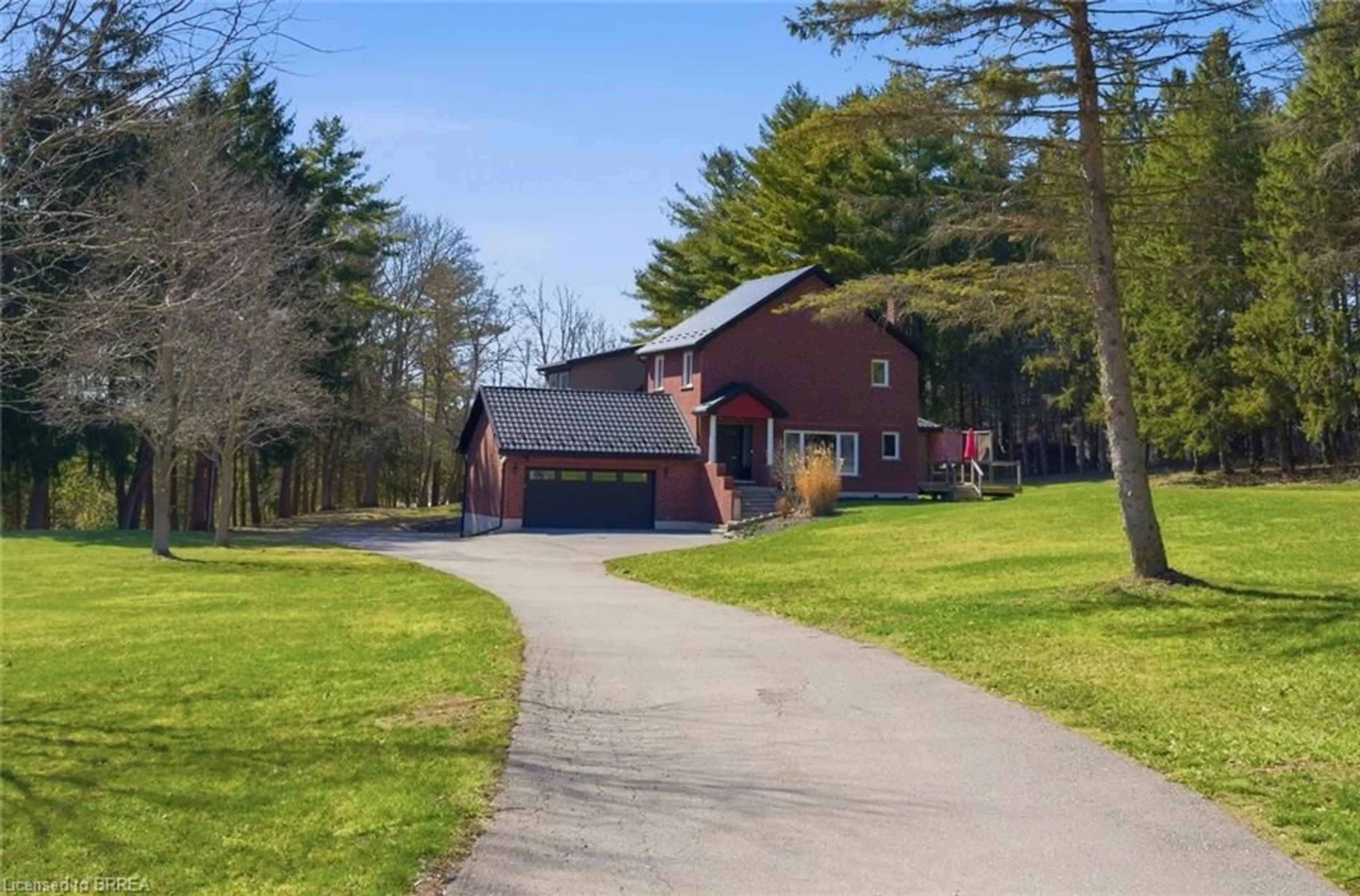 A pic from outside/outdoor area/front of a property/back of a property/a pic from drone, street for 25 Hammond Rd, Brantford Ontario N3T 5L4