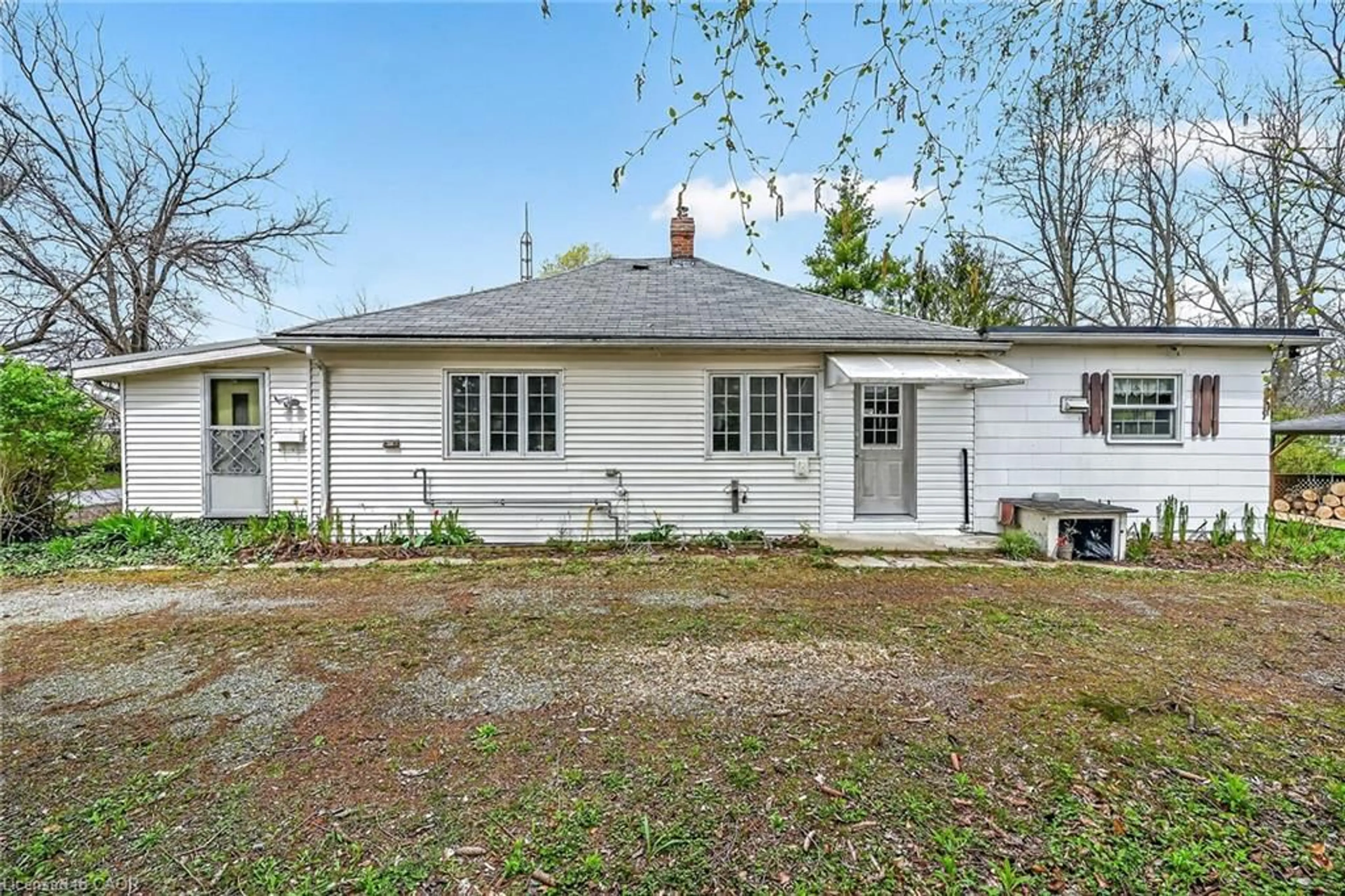 A pic from outside/outdoor area/front of a property/back of a property/a pic from drone, unknown for 313 John St, Simcoe Ontario N3Y 2Z1