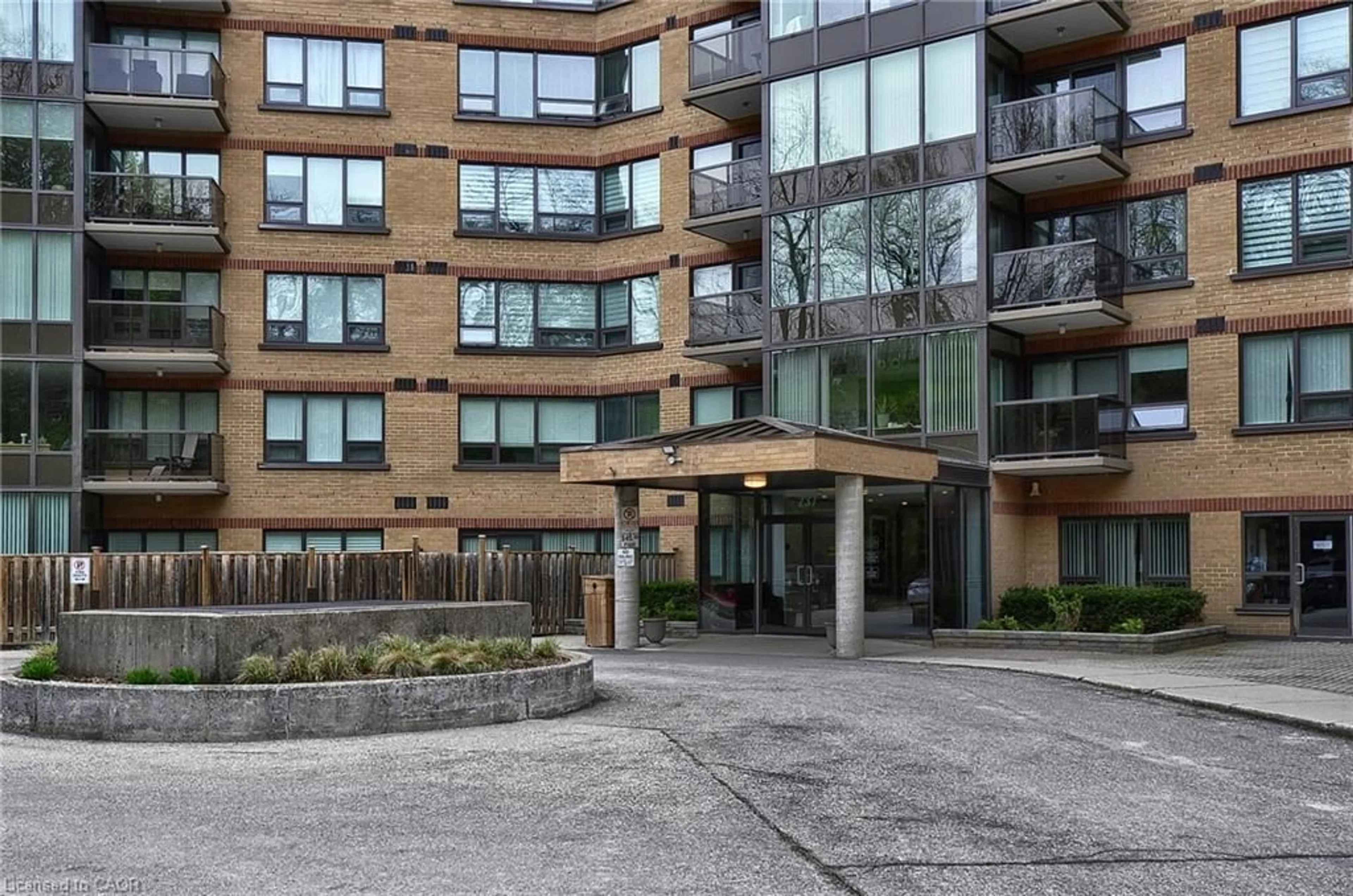 Indoor foyer for 237 King St #1202, Cambridge Ontario N3H 5L2
