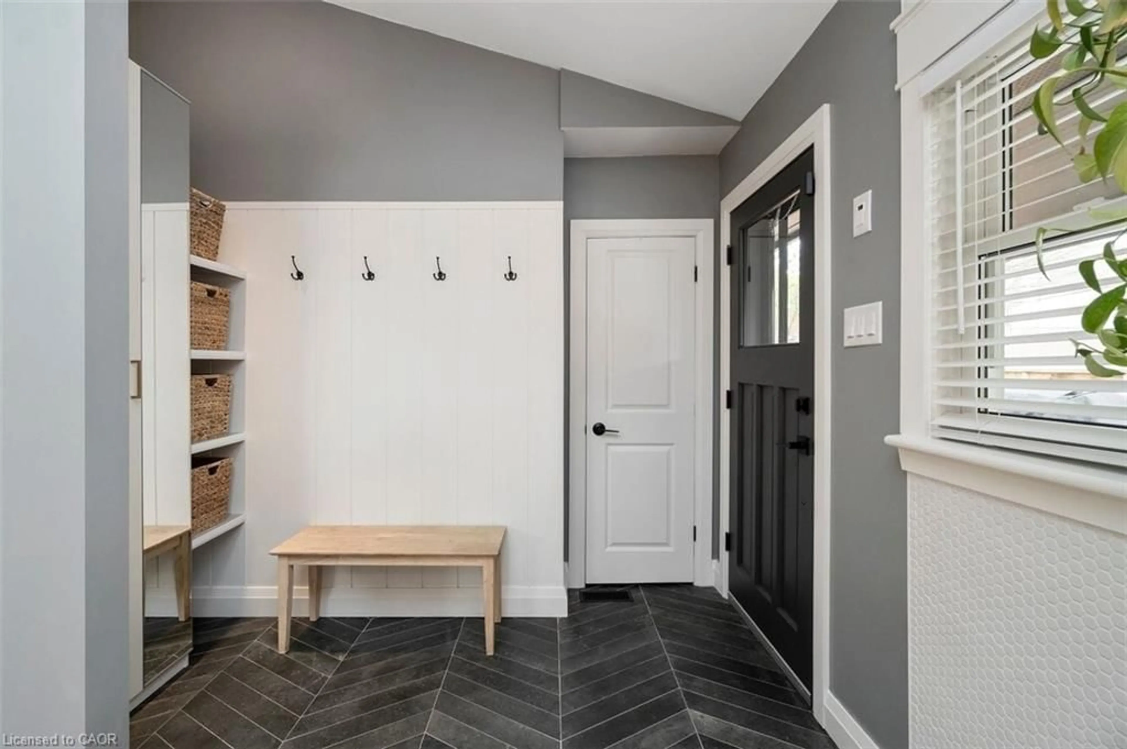 Indoor entryway for 137 York Rd, Dundas Ontario L9H 1L9