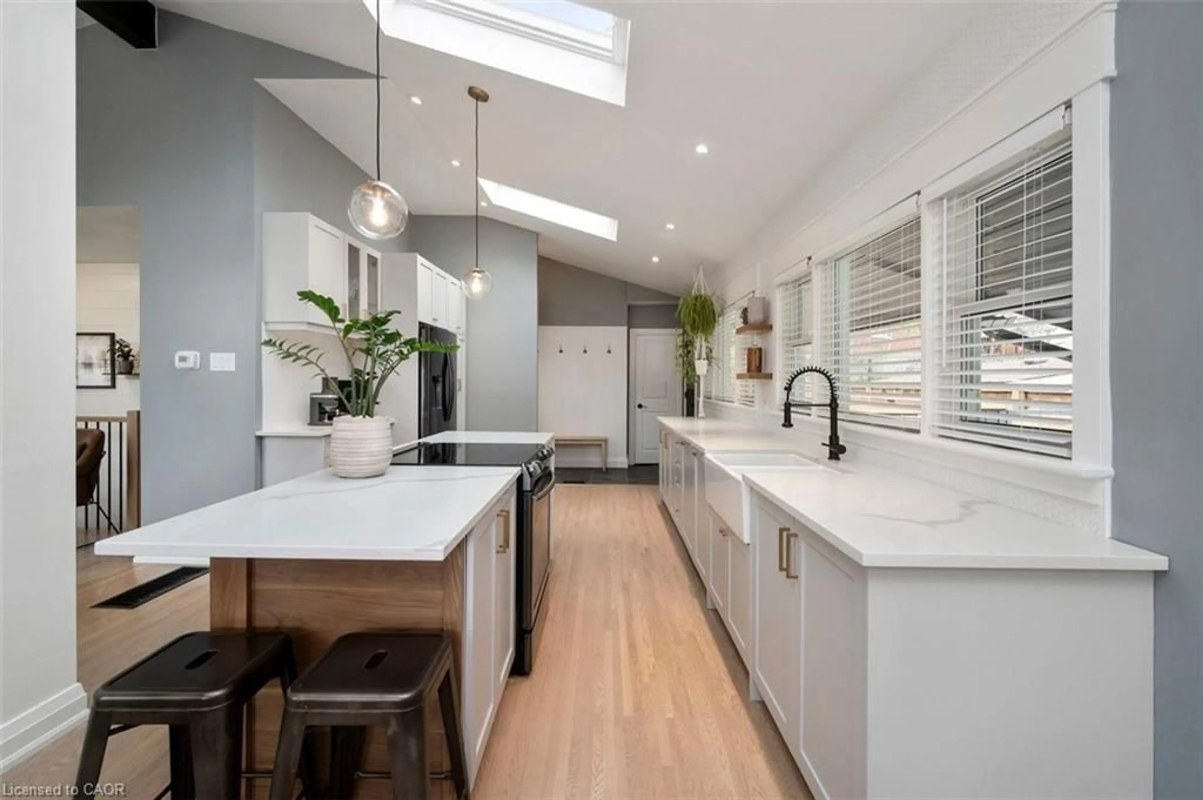 Contemporary kitchen, unknown for 137 York Rd, Dundas Ontario L9H 1L9