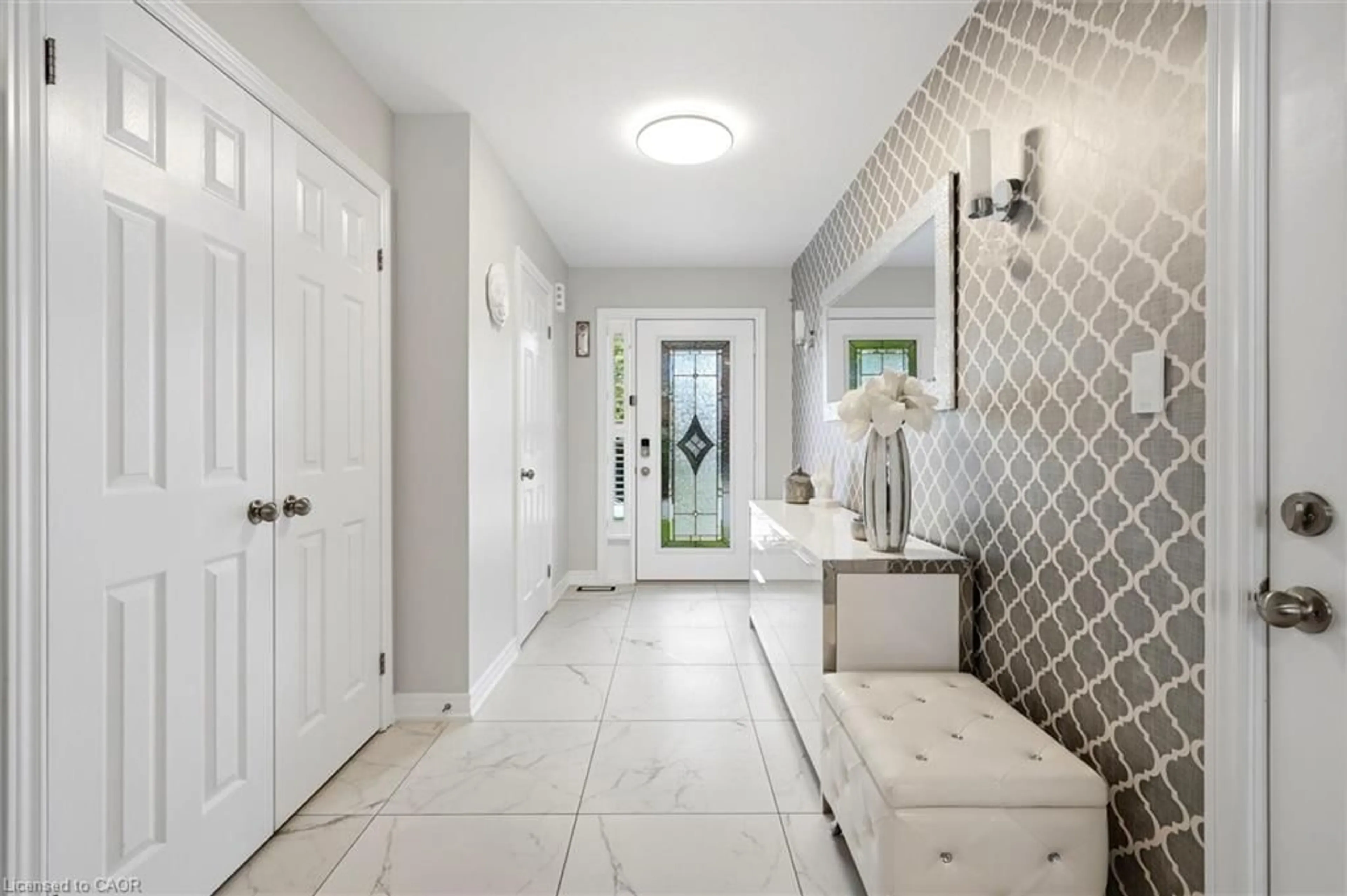 Indoor entryway for 84 Periwinkle Dr, Stoney Creek Ontario L0R 1P0