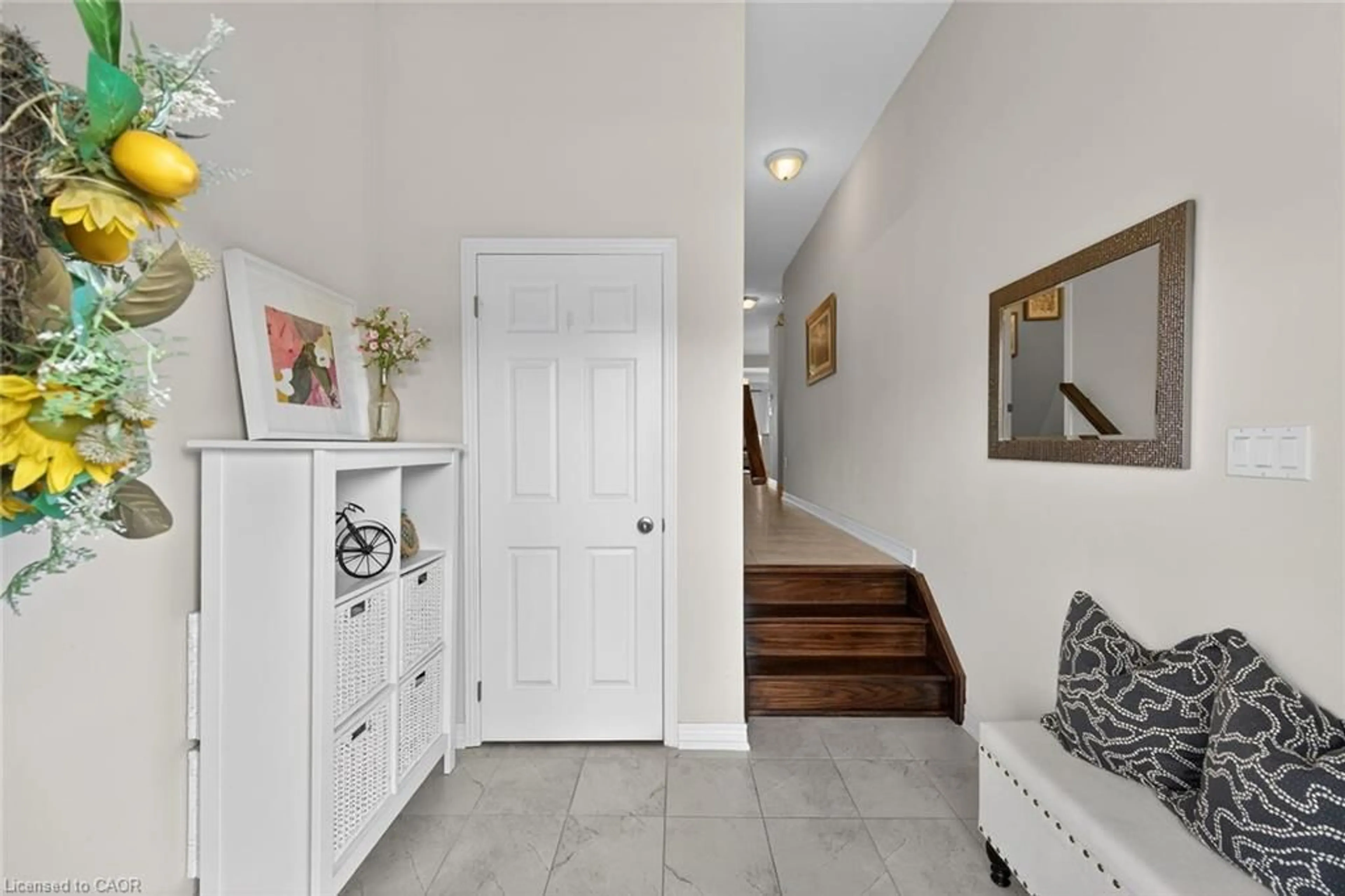 Indoor entryway for 167 Lormont Blvd, Stoney Creek Ontario L8J 0K2