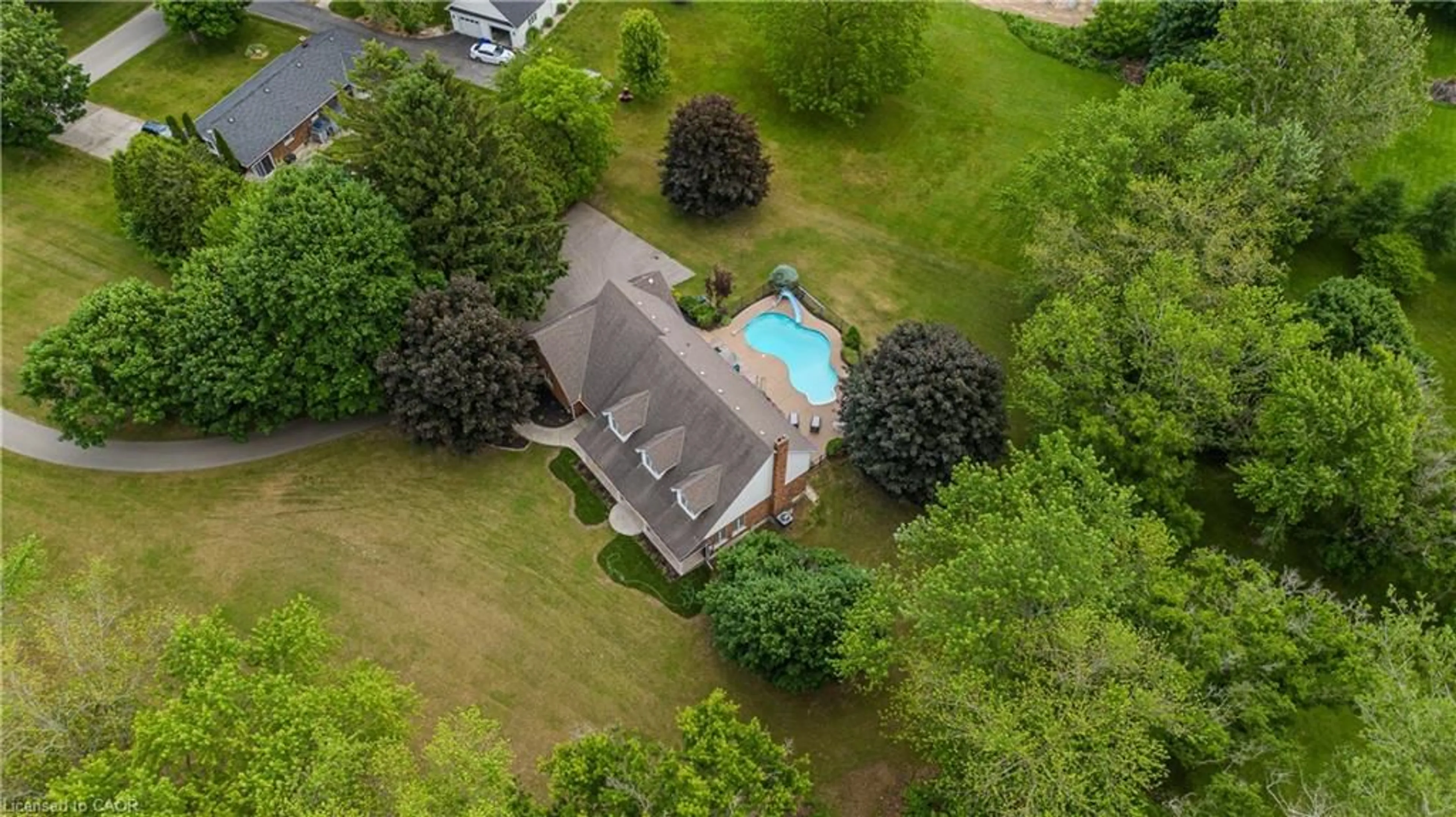 A pic from outside/outdoor area/front of a property/back of a property/a pic from drone, water/lake/river/ocean view for 331 Lanark St, Caledonia Ontario N3W 1G3