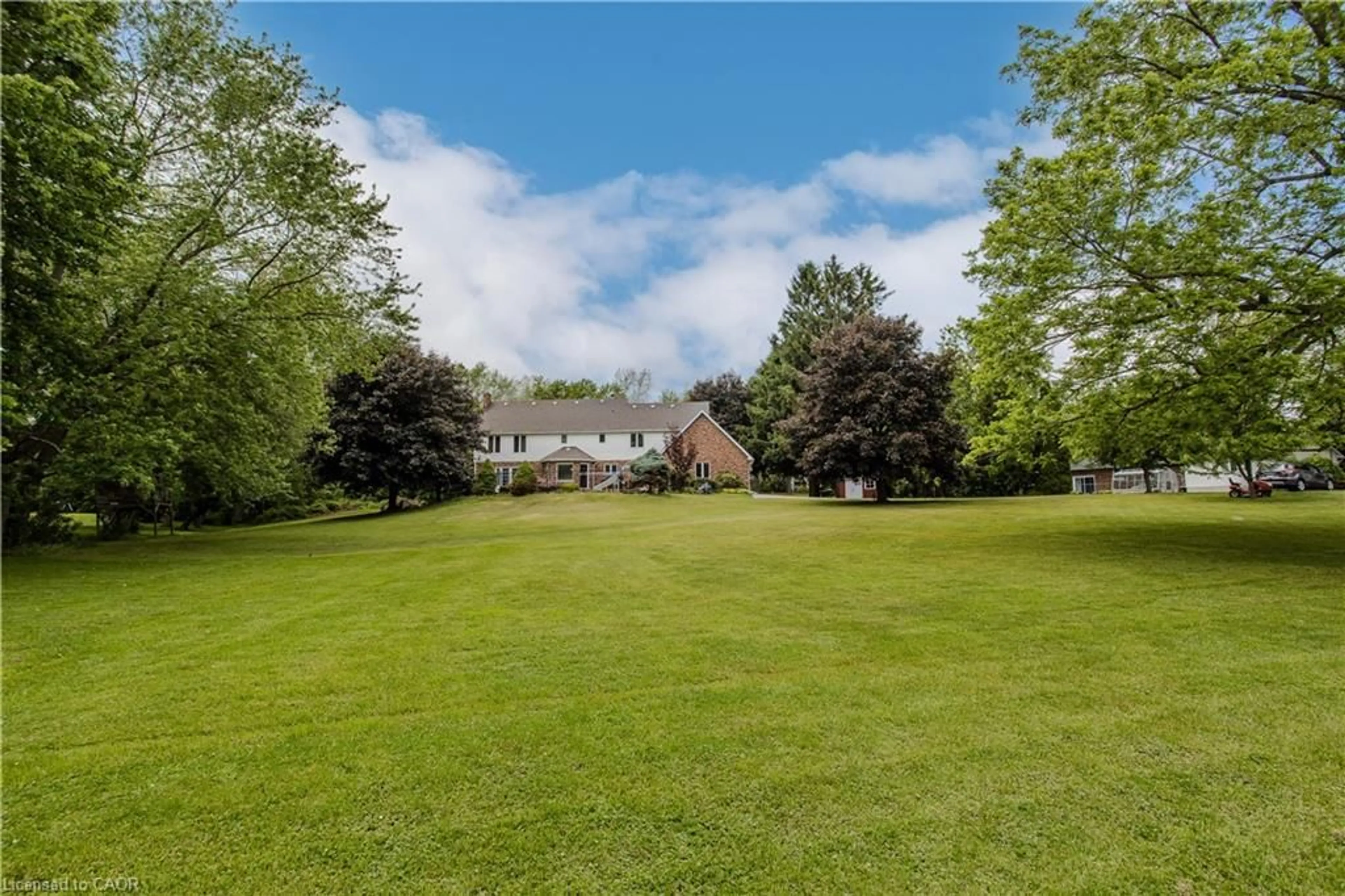 A pic from outside/outdoor area/front of a property/back of a property/a pic from drone, unknown for 331 Lanark St, Caledonia Ontario N3W 1G3