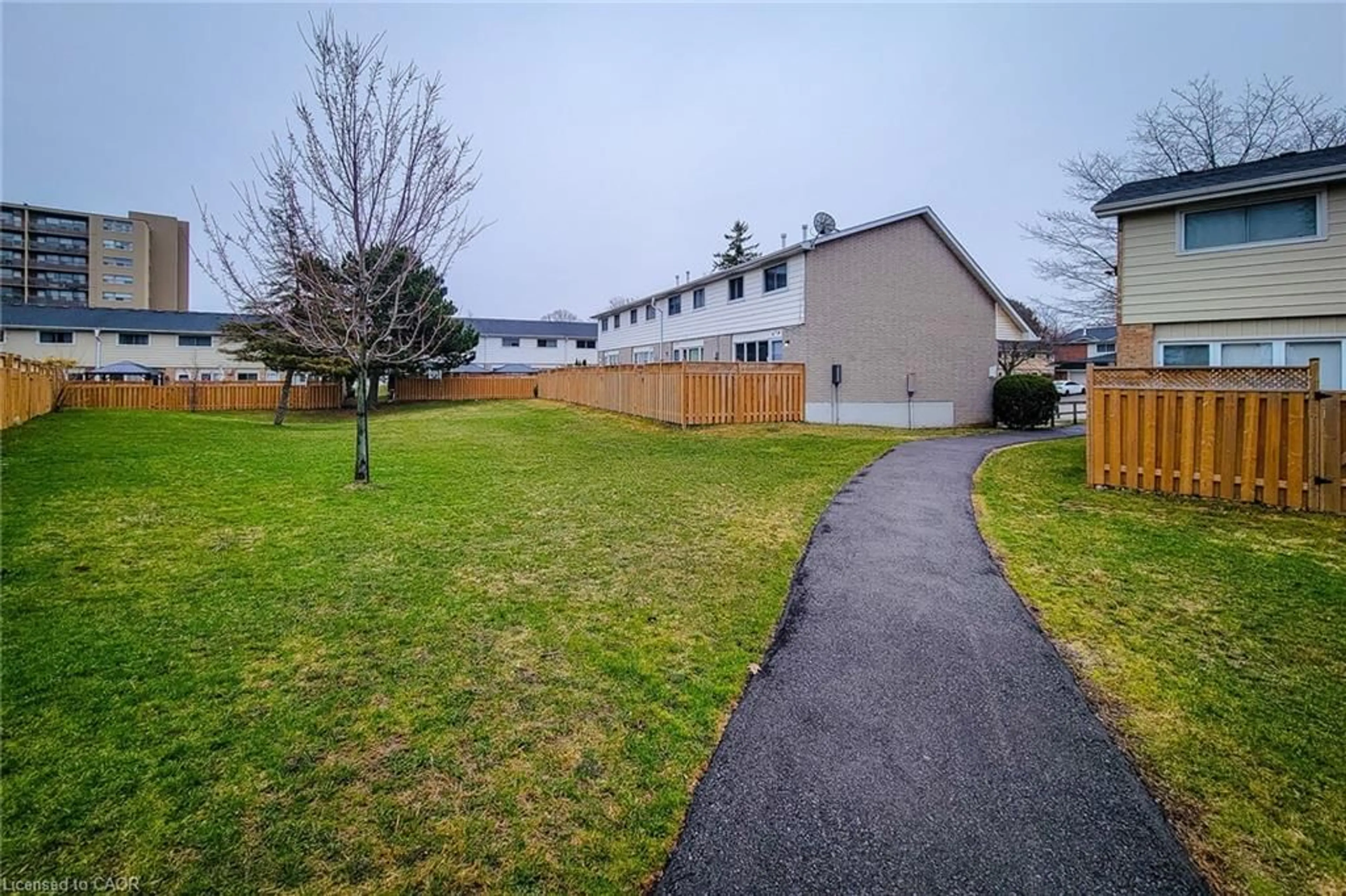 A pic from outside/outdoor area/front of a property/back of a property/a pic from drone, street for 100 St Andrews Crt #12, Hamilton Ontario L8K 6H2