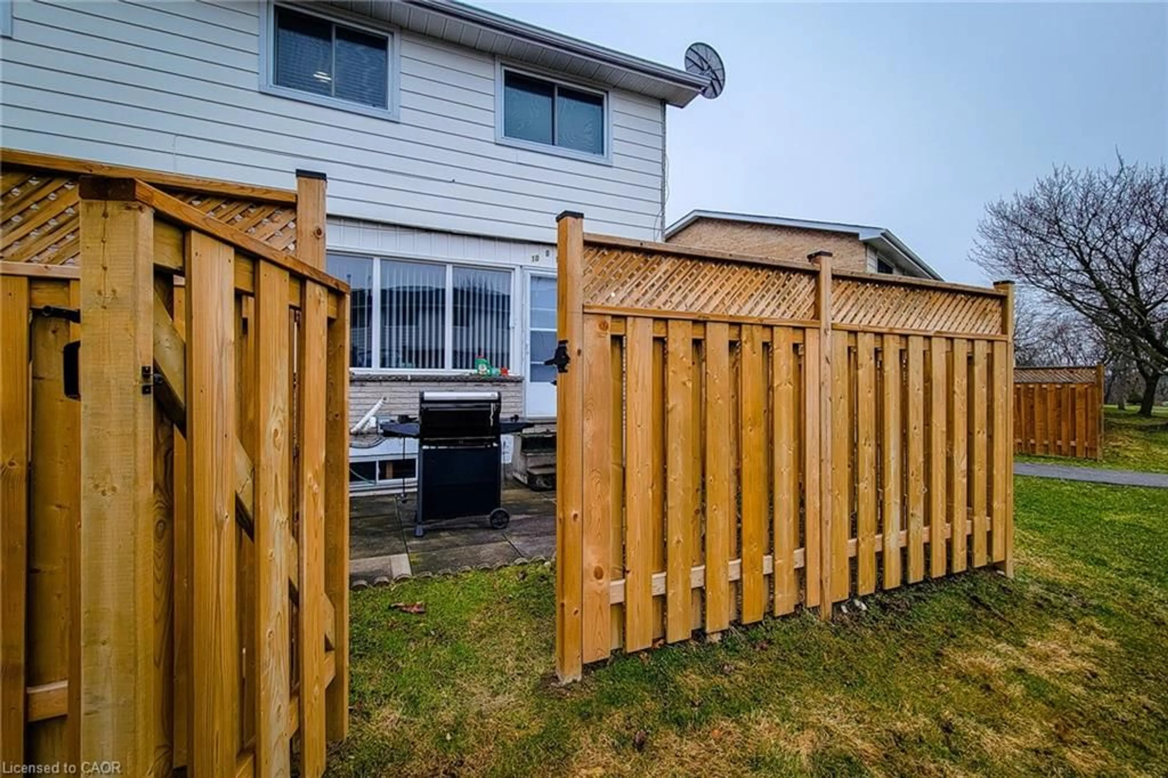 Patio, street for 100 St Andrews Crt #12, Hamilton Ontario L8K 6H2