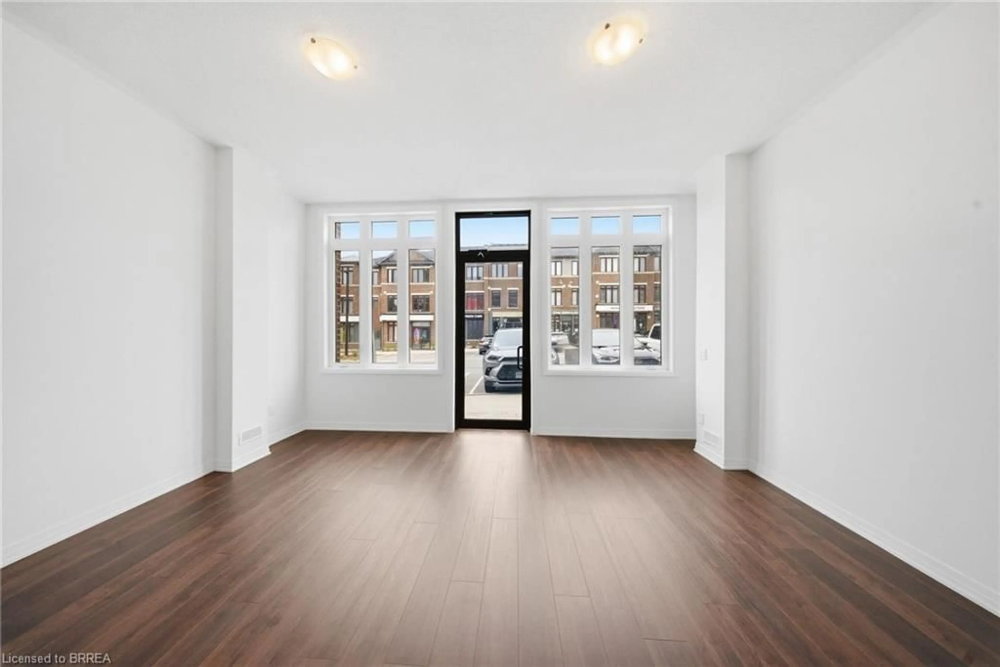 Indoor foyer for 585 Colborne St #107, Brantford Ontario N3S 0K4