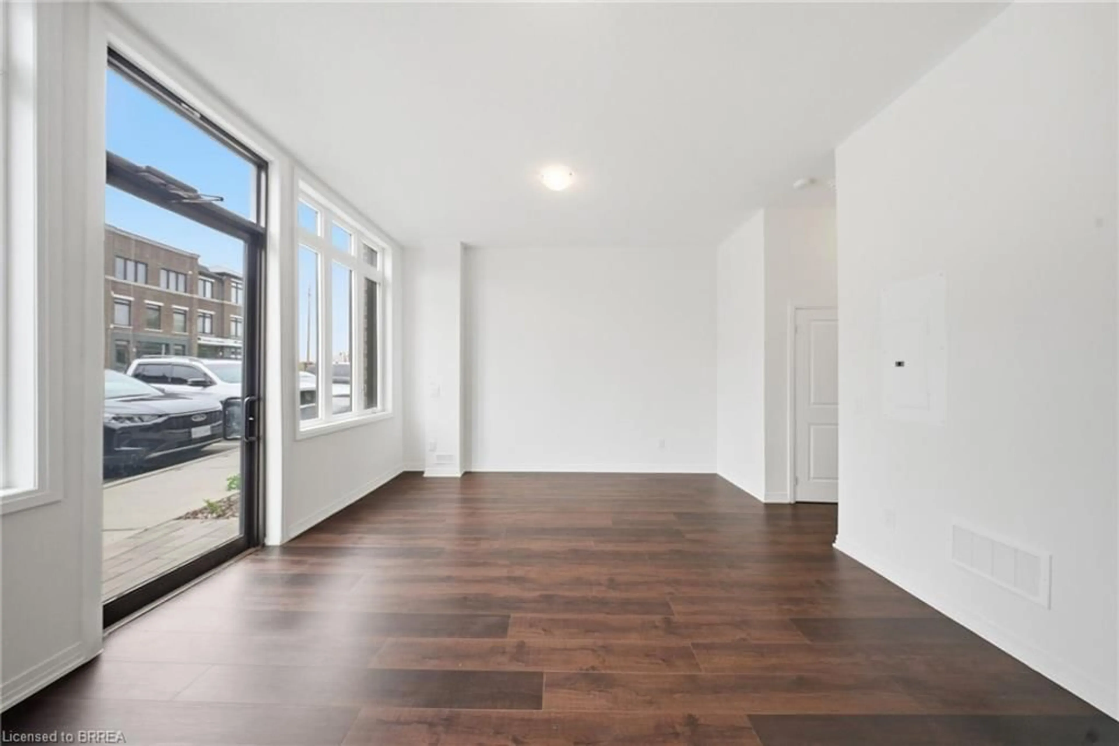 Indoor foyer for 585 Colborne St #107, Brantford Ontario N3S 0K4