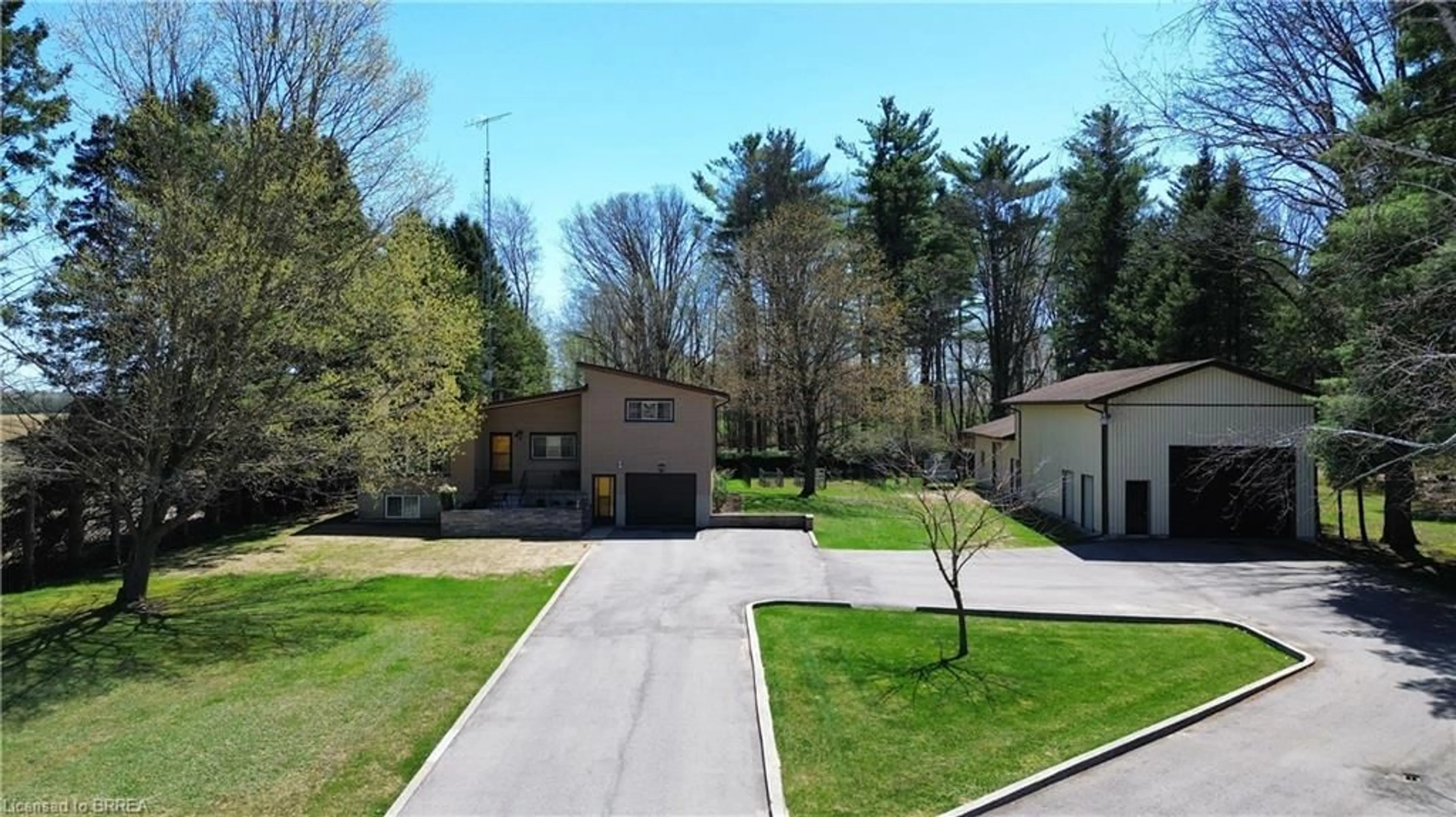 A pic from outside/outdoor area/front of a property/back of a property/a pic from drone, street for 2210 1st Conc Rd Str Conc, Delhi Ontario N4B 2W4