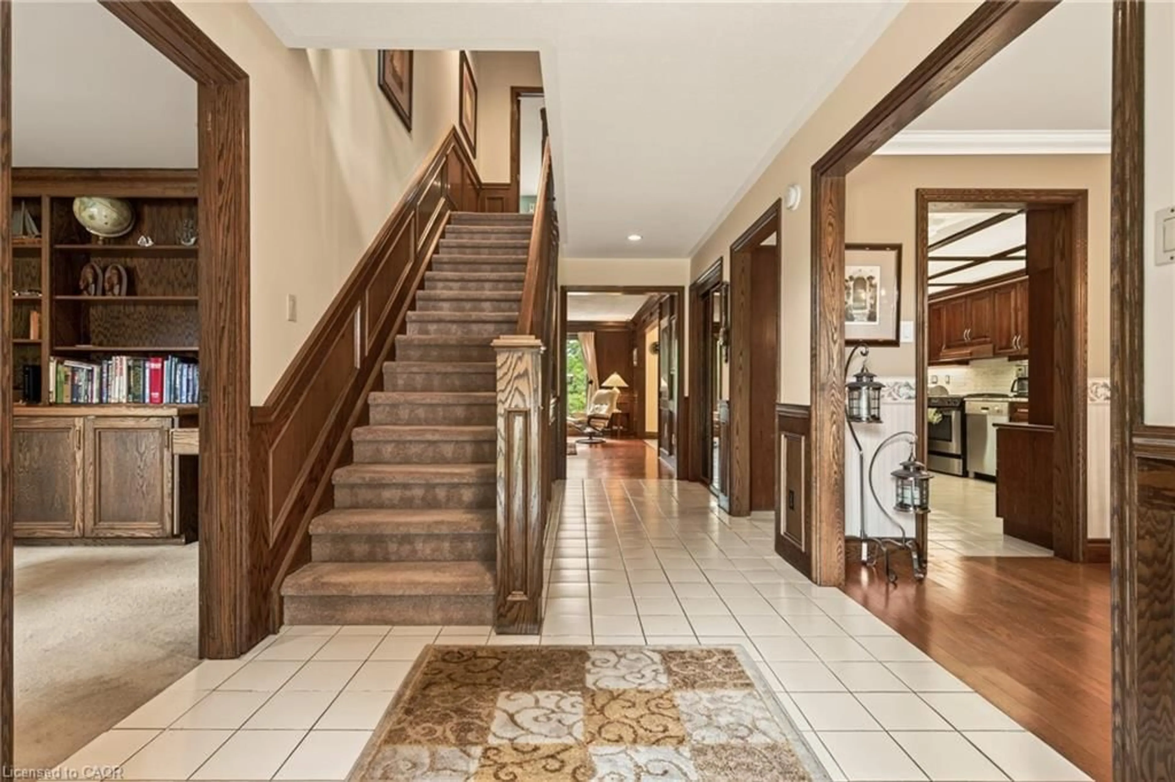 Indoor foyer for 20 Tamwood Crt, Stoney Creek Ontario L8J 2L2