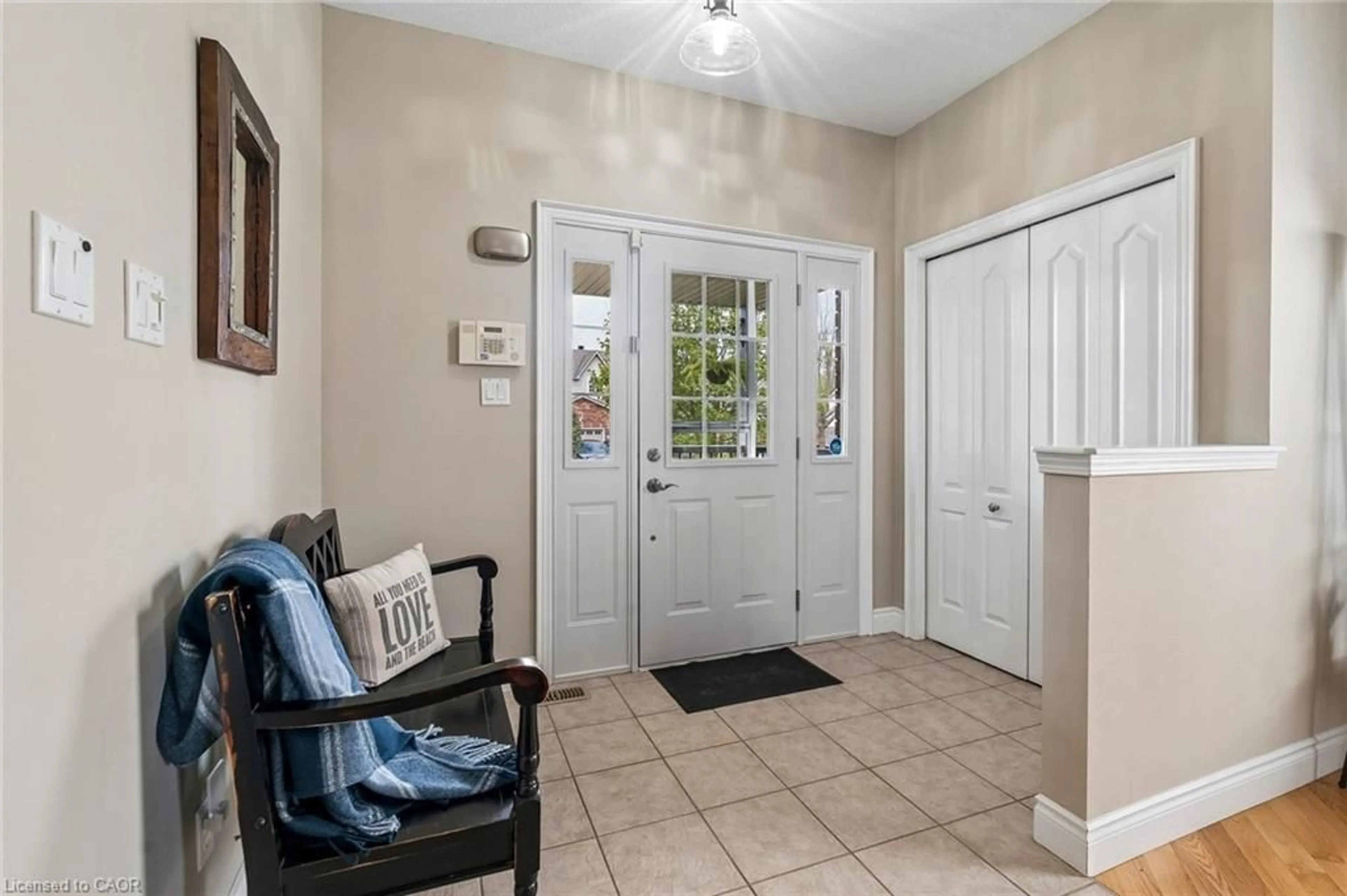 Indoor entryway for 704 Russel Crt, Shelburne Ontario L9V 3P4