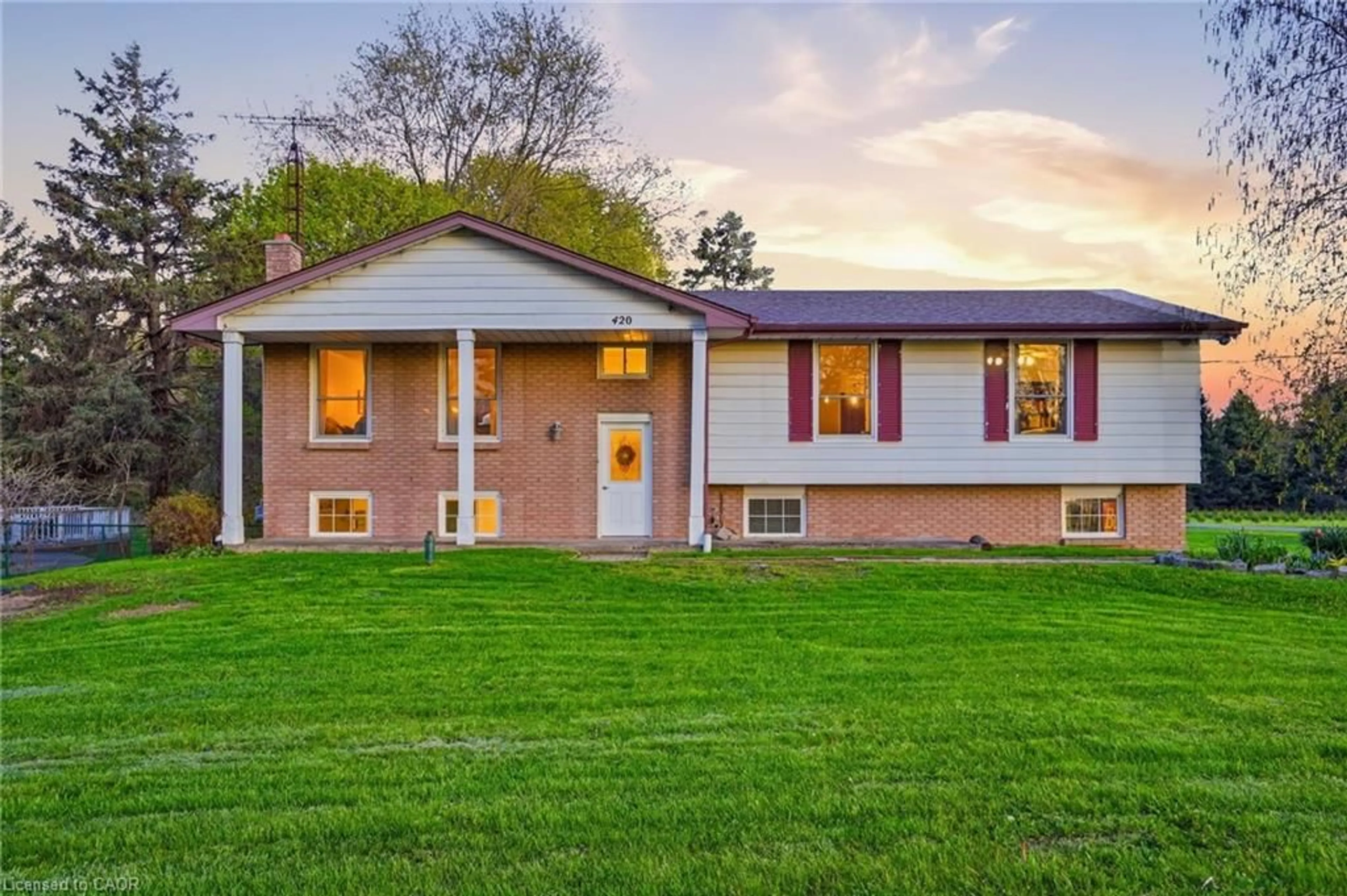 Home with vinyl exterior material, street for 420 Concession 5 W, Waterdown Ontario L8B 0L5
