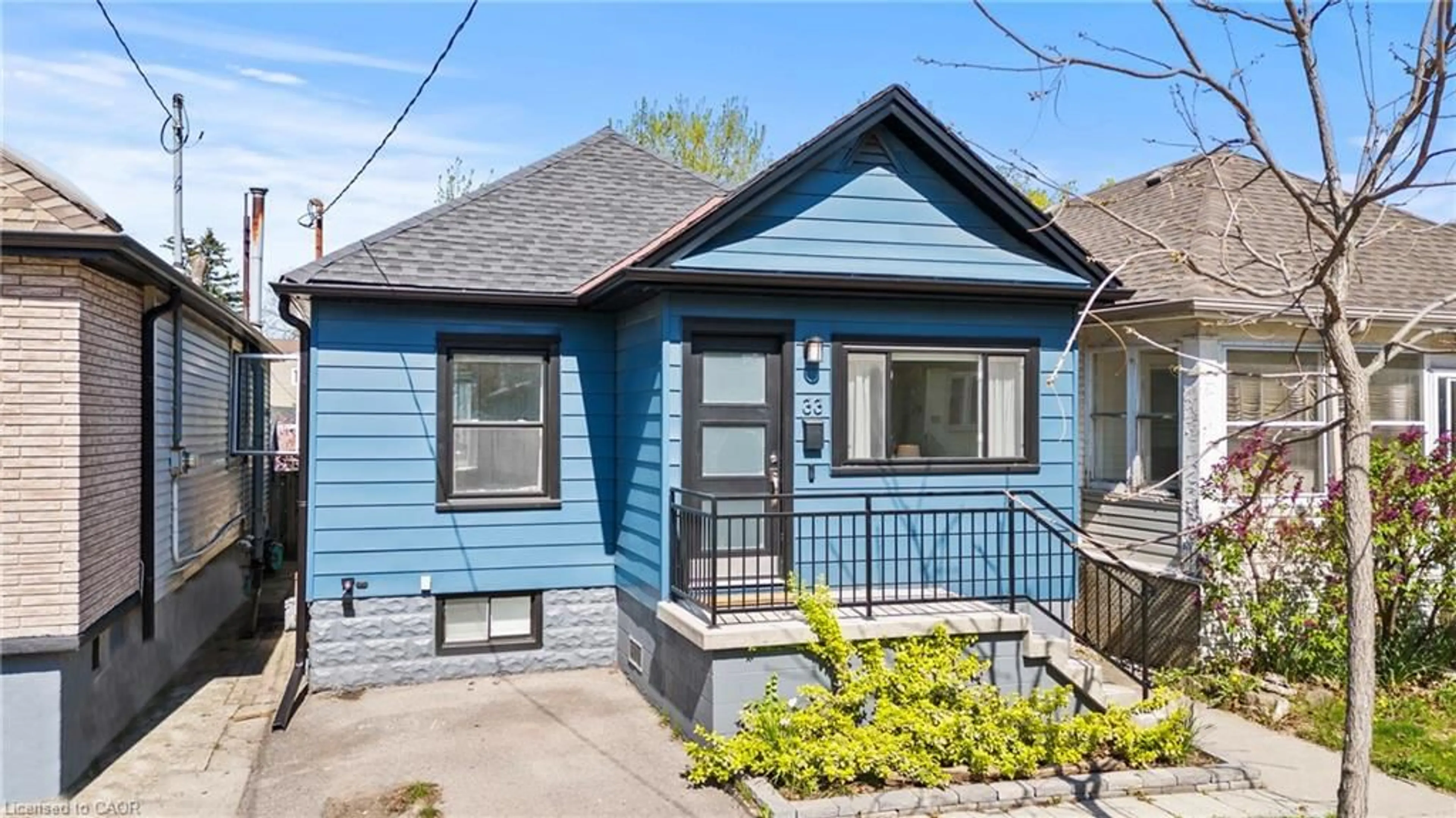 Home with vinyl exterior material, street for 33 Huxley Ave, Hamilton Ontario L8H 4P1