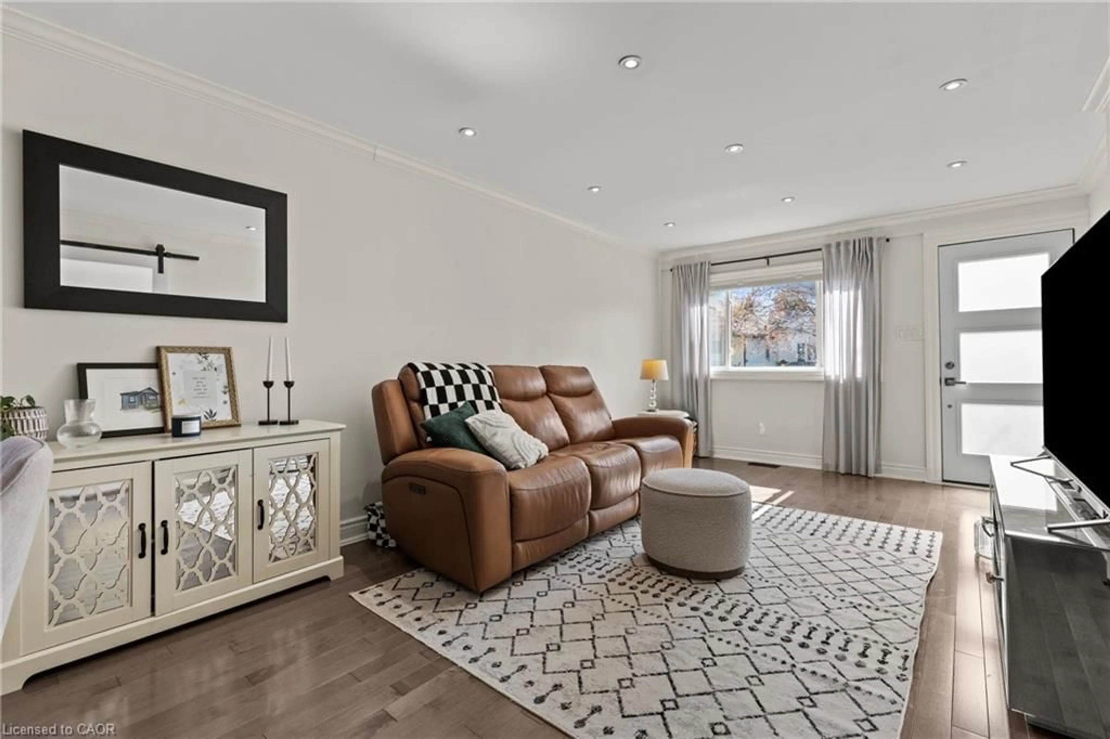Living room with furniture, unknown for 33 Huxley Ave, Hamilton Ontario L8H 4P1