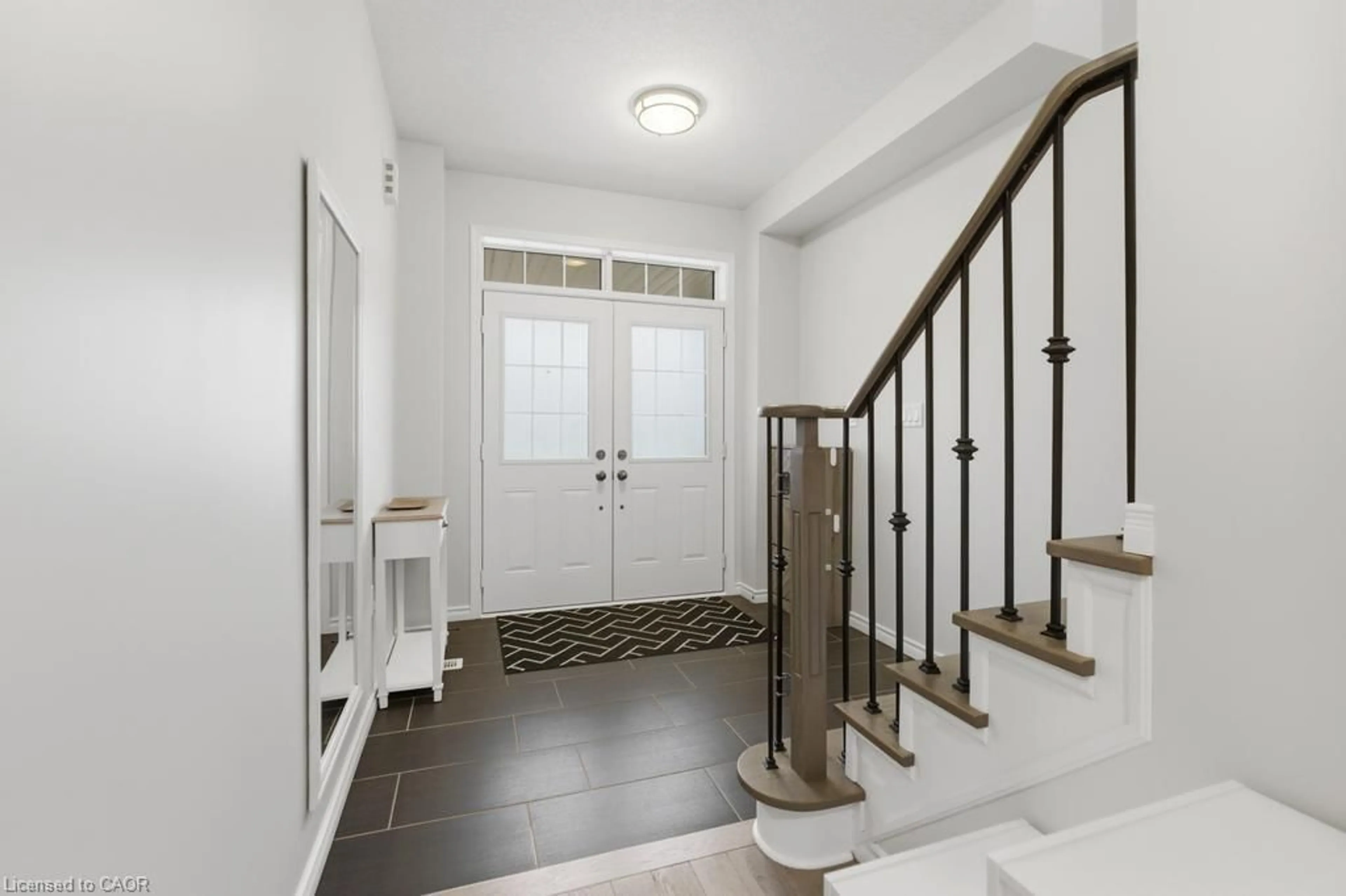 Indoor entryway for 35 Arnold Marshall Blvd, Caledonia Ontario N3W 0B3