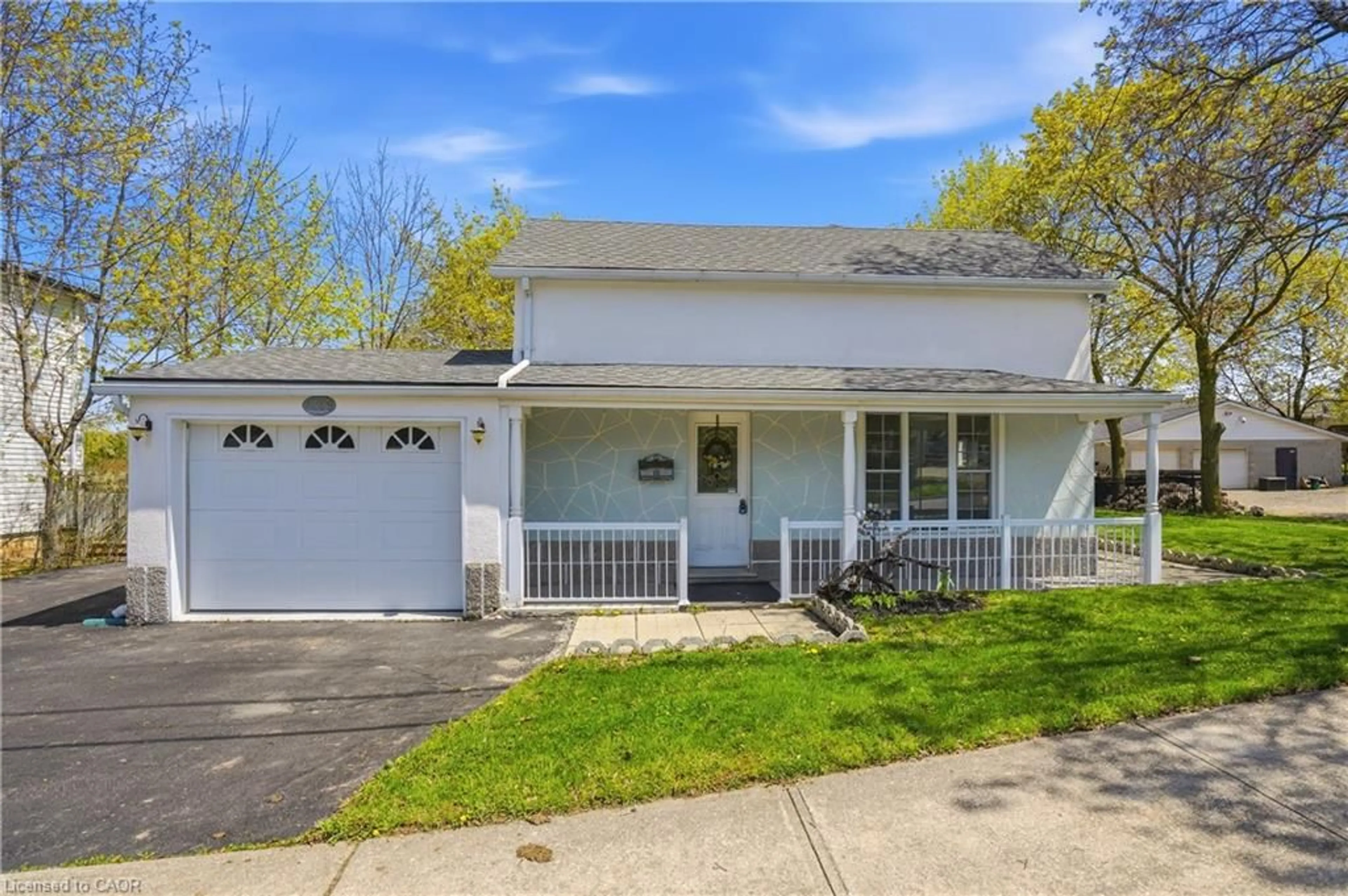 Home with vinyl exterior material, street for 4369 Lincoln Ave, Beamsville Ontario L3J 1S1