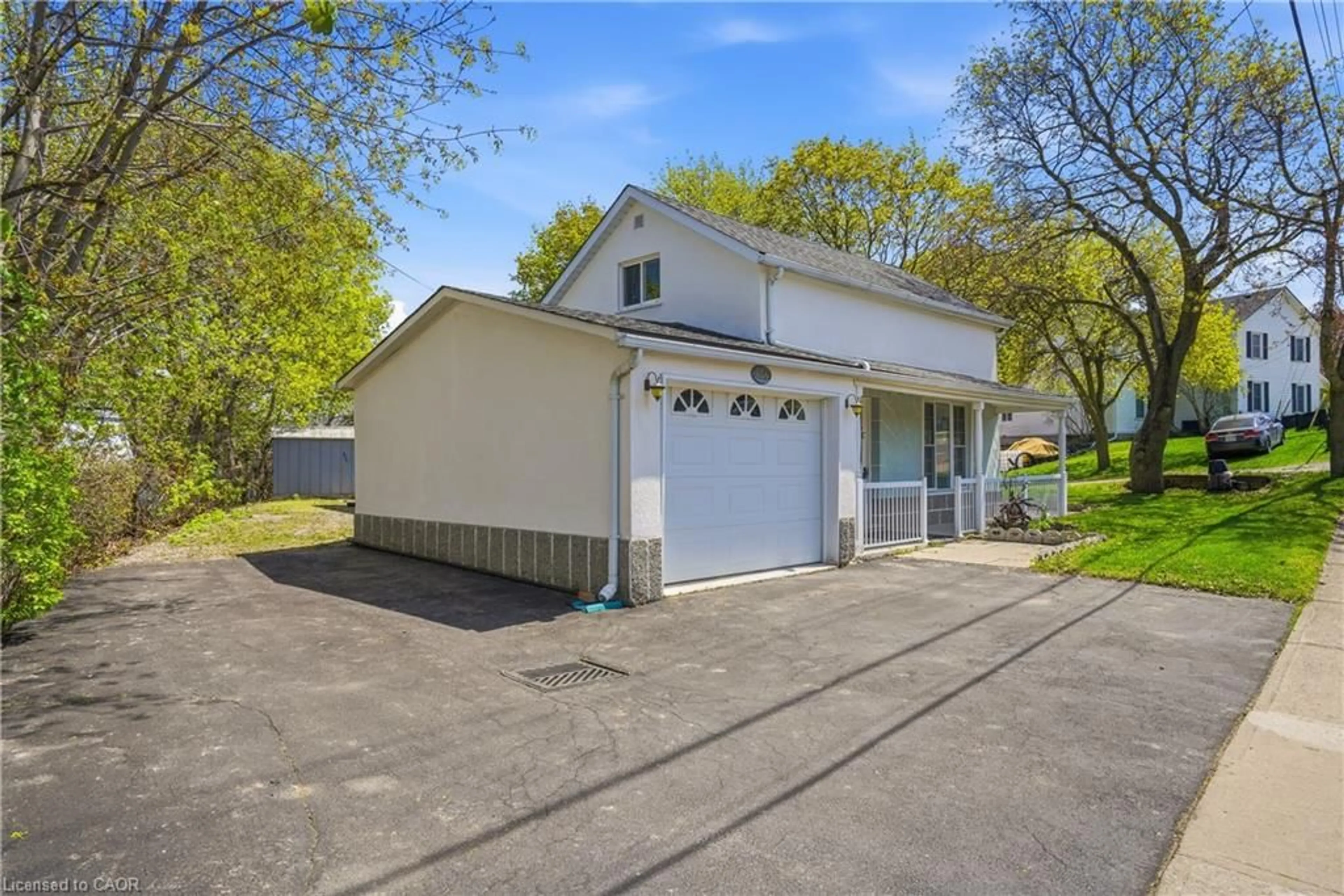 Indoor garage for 4369 Lincoln Ave, Beamsville Ontario L3J 1S1