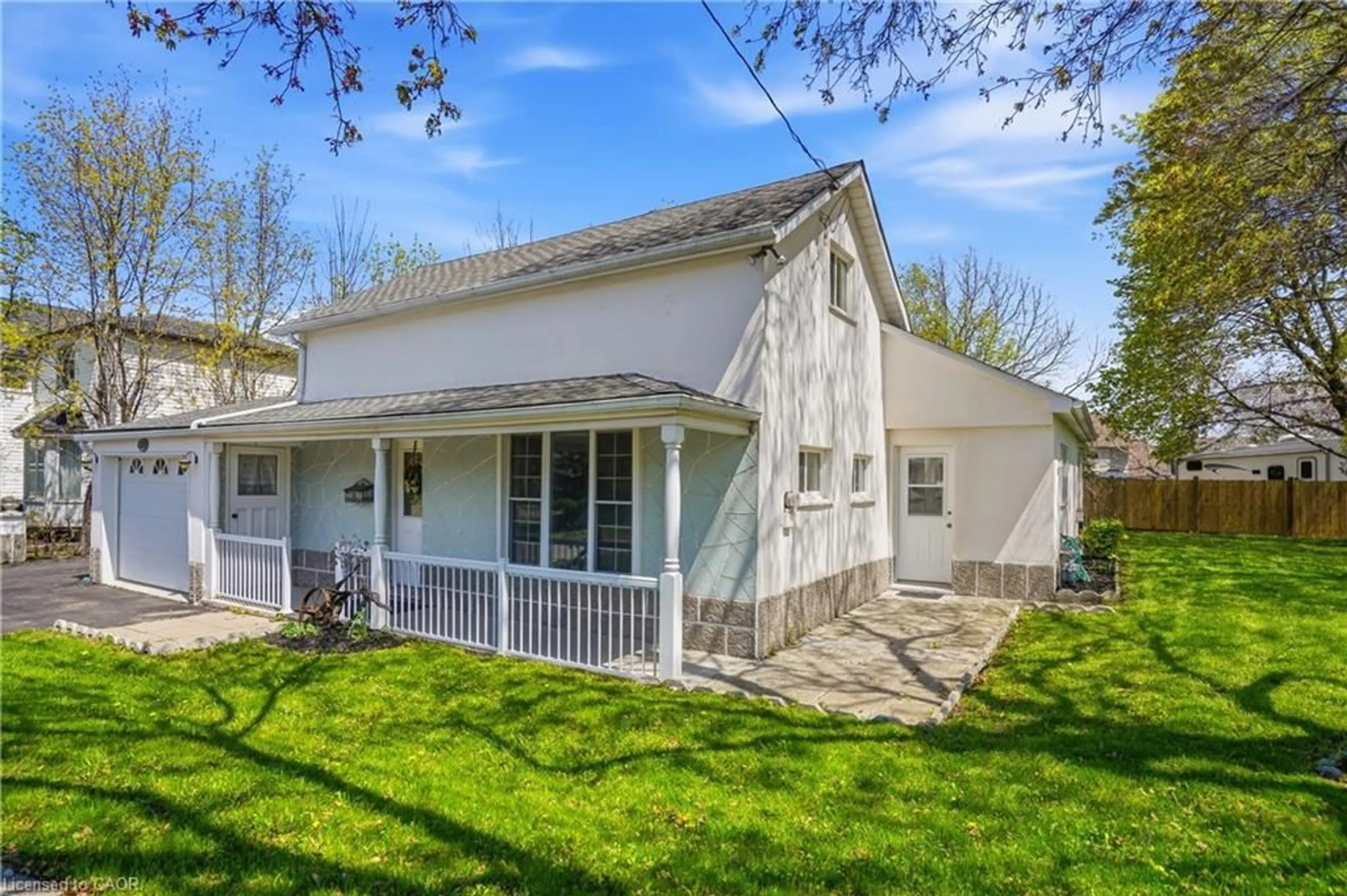 A pic from outside/outdoor area/front of a property/back of a property/a pic from drone, street for 4369 Lincoln Ave, Beamsville Ontario L3J 1S1