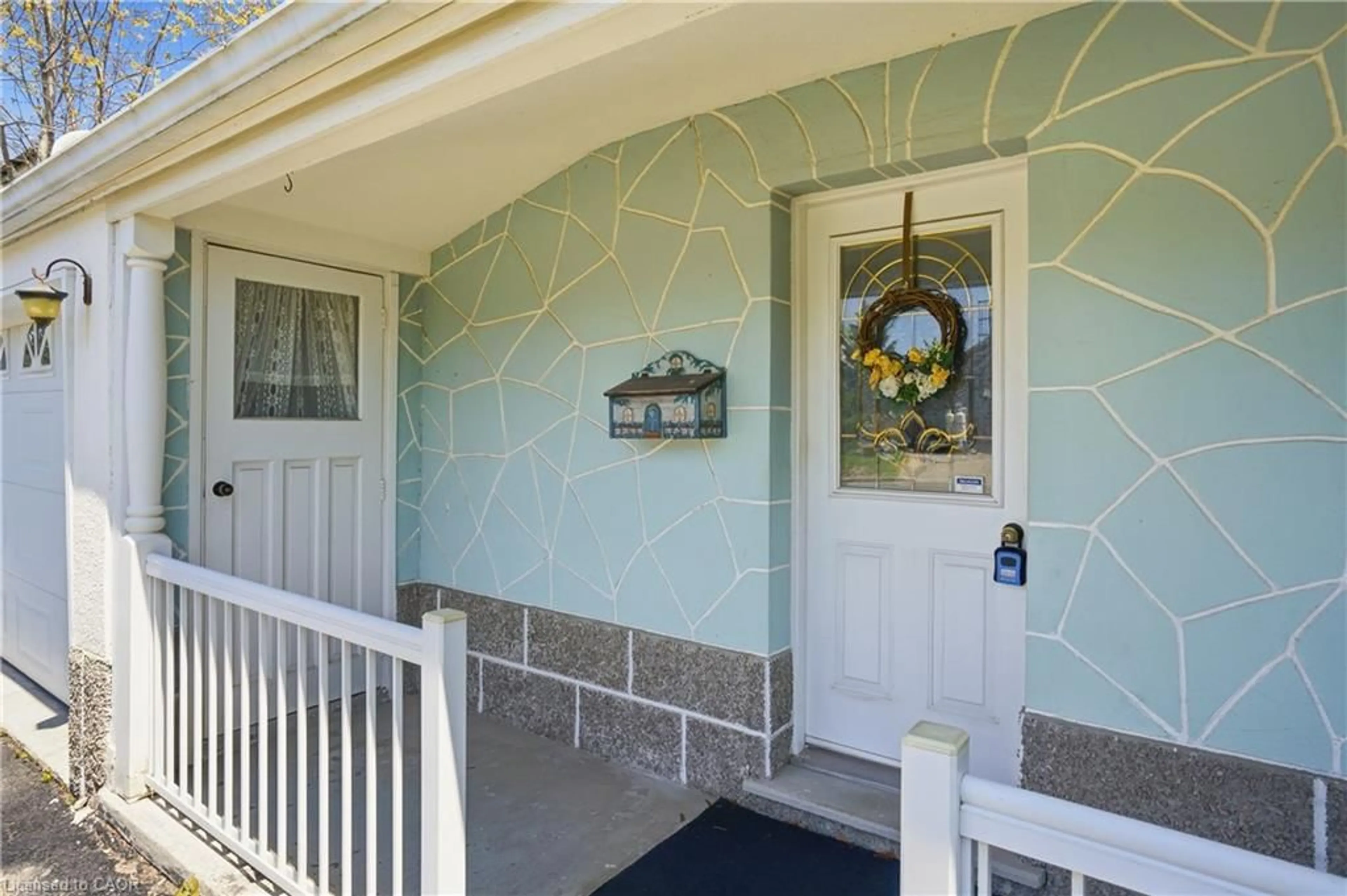 Indoor entryway for 4369 Lincoln Ave, Beamsville Ontario L3J 1S1