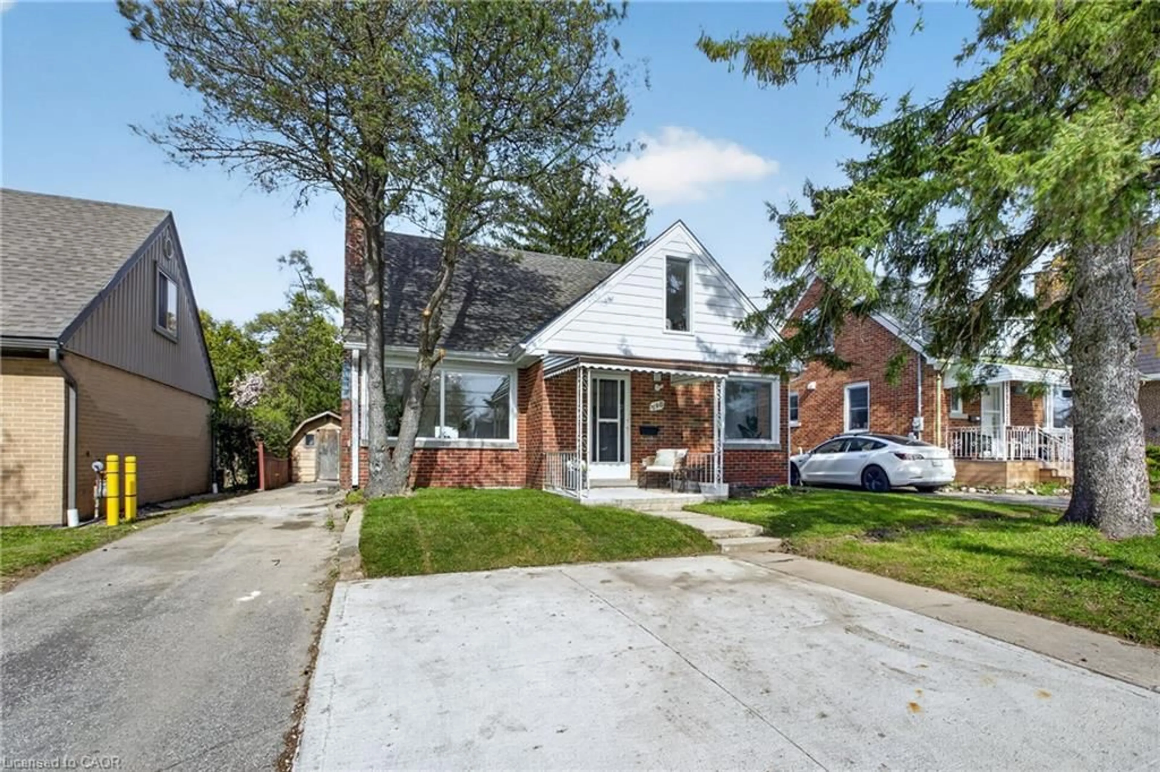 Home with brick exterior material, street for 198 Highland Rd, Kitchener Ontario N2M 3W2