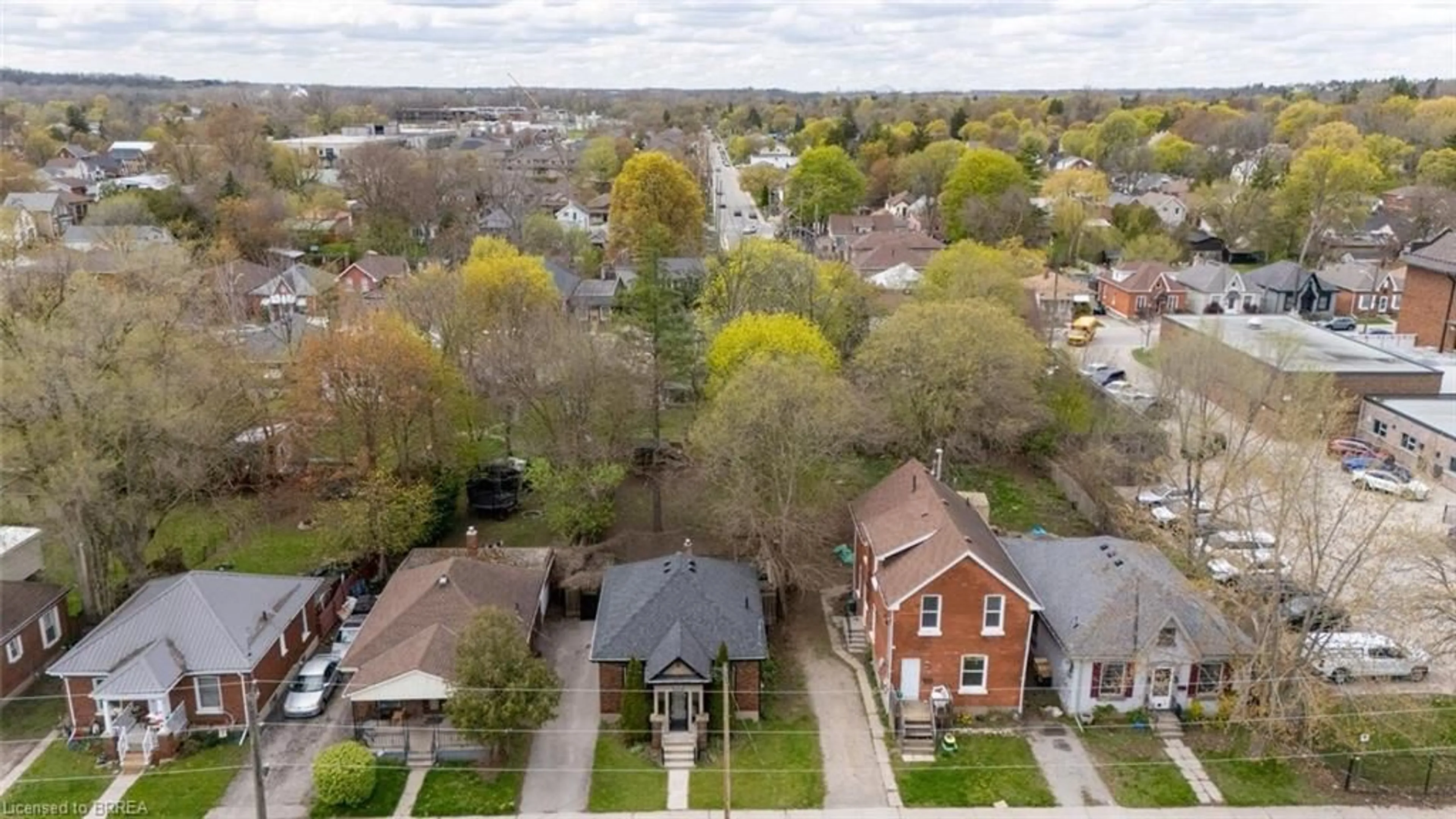 A pic from outside/outdoor area/front of a property/back of a property/a pic from drone, street for 27 Edwin St, Brantford Ontario N3T 4B8