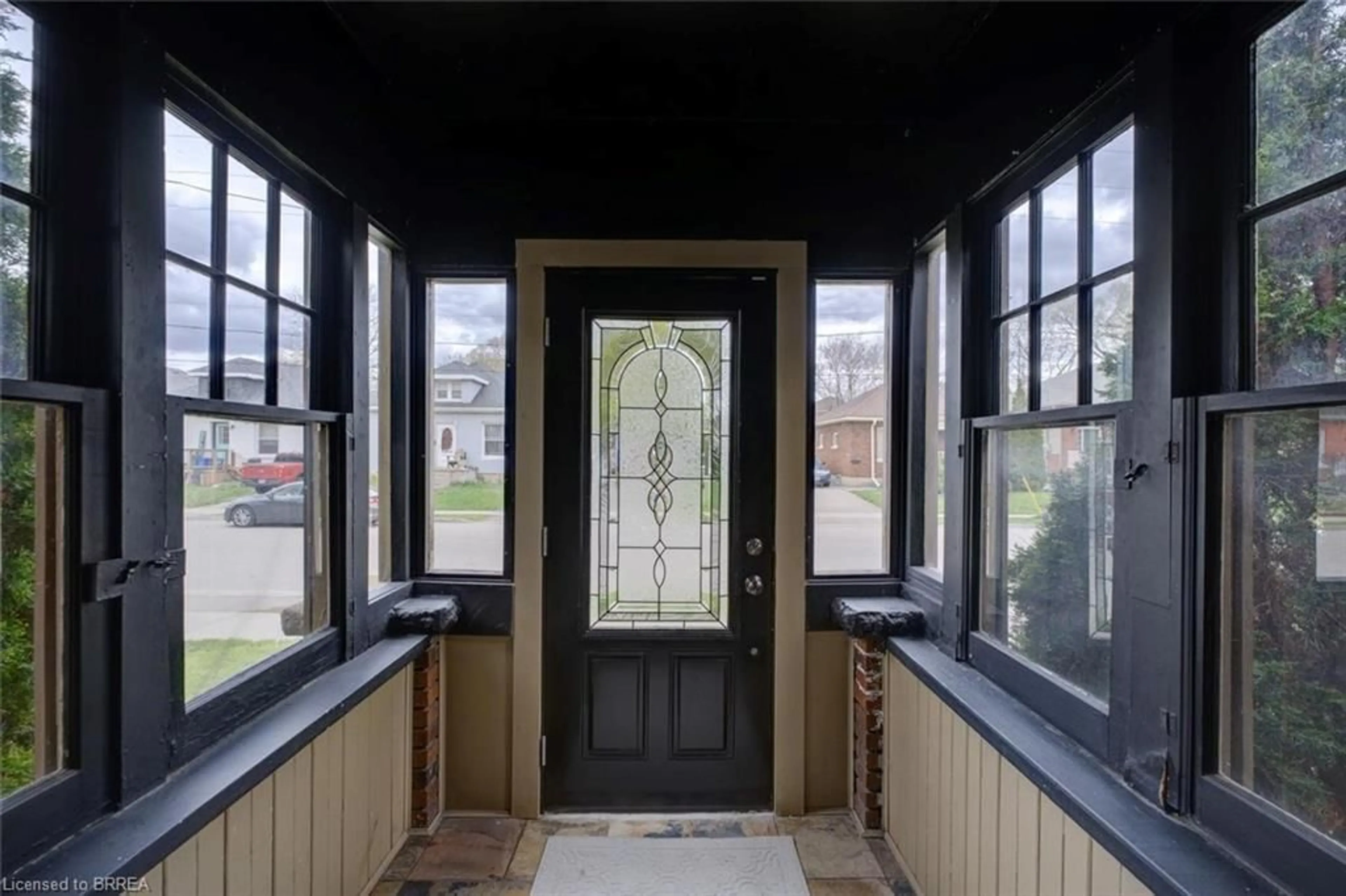 Indoor entryway for 27 Edwin St, Brantford Ontario N3T 4B8