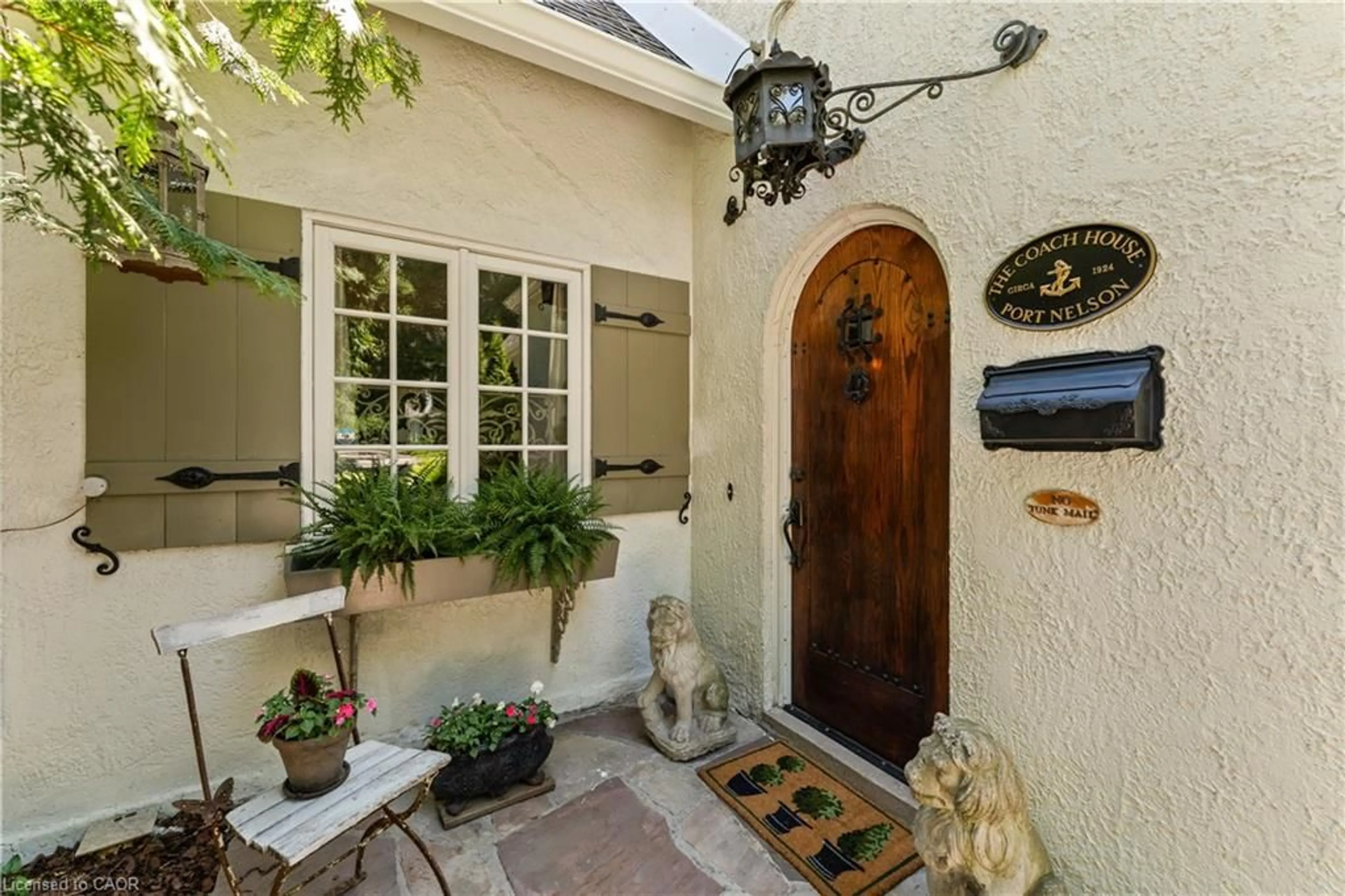 Indoor entryway for 3040 First St, Burlington Ontario L7N 1C3
