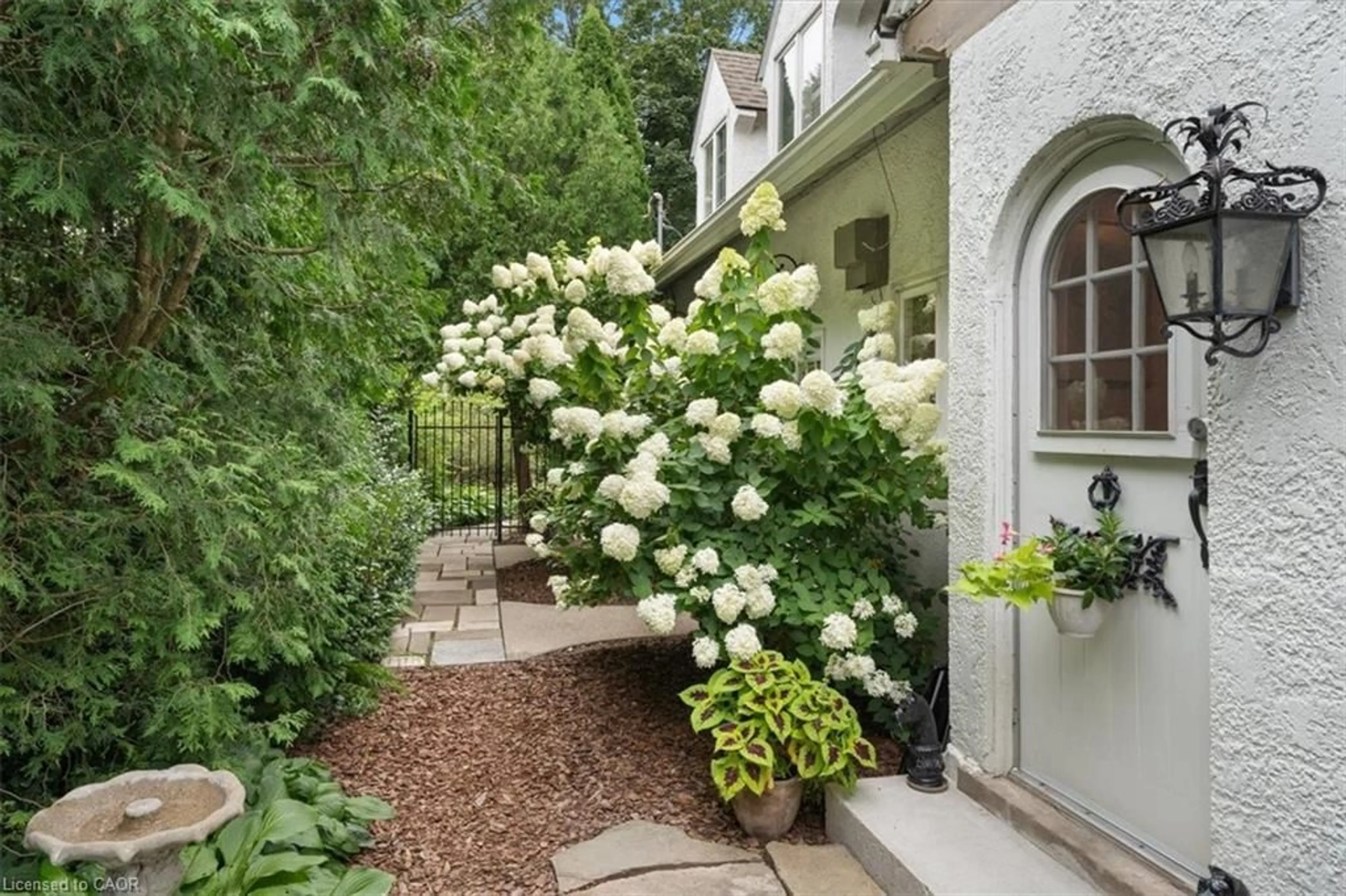 Patio, street for 3040 First St, Burlington Ontario L7N 1C3