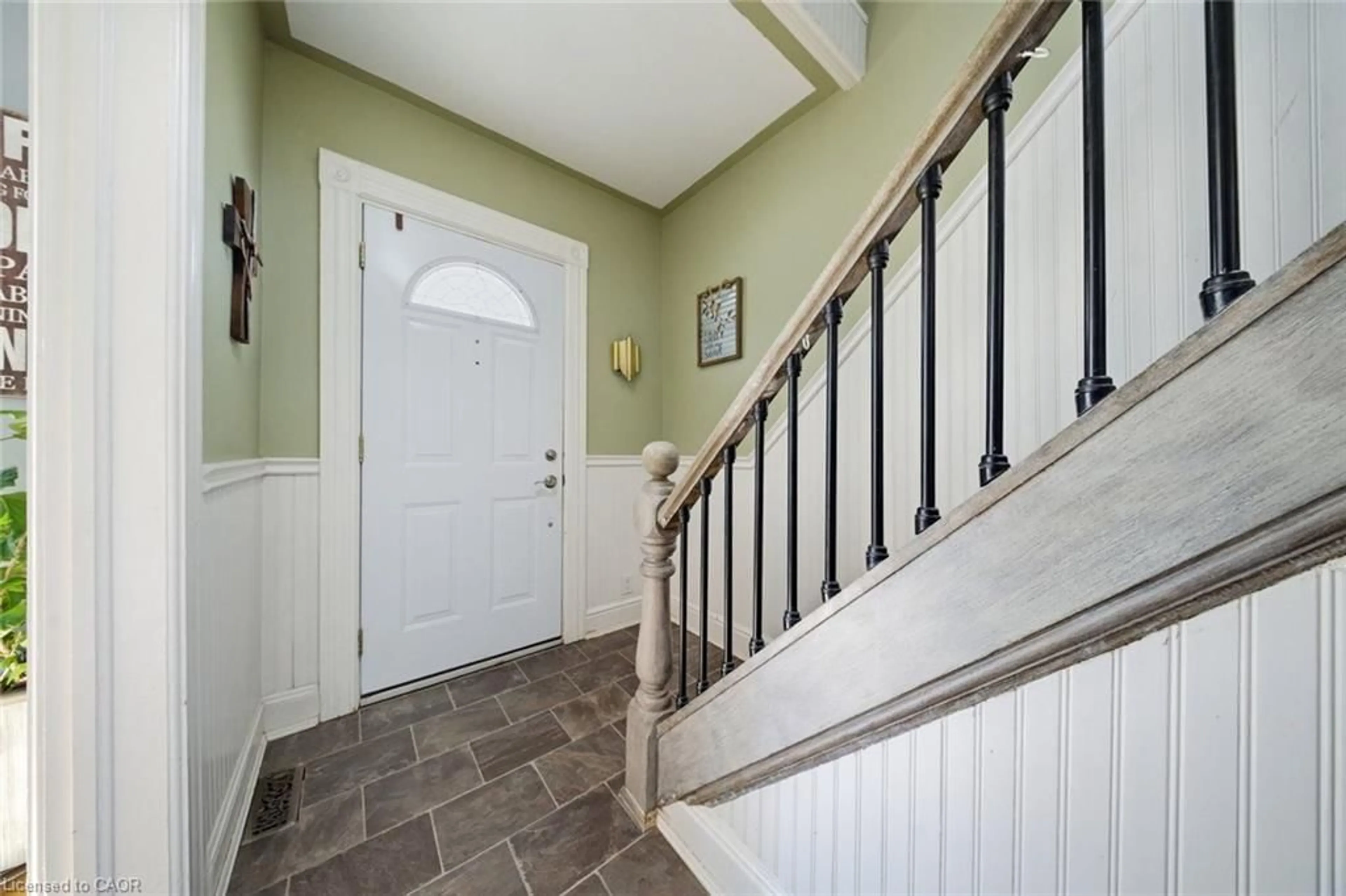 Indoor entryway for 401 West St, Simcoe Ontario N3Y 1T8