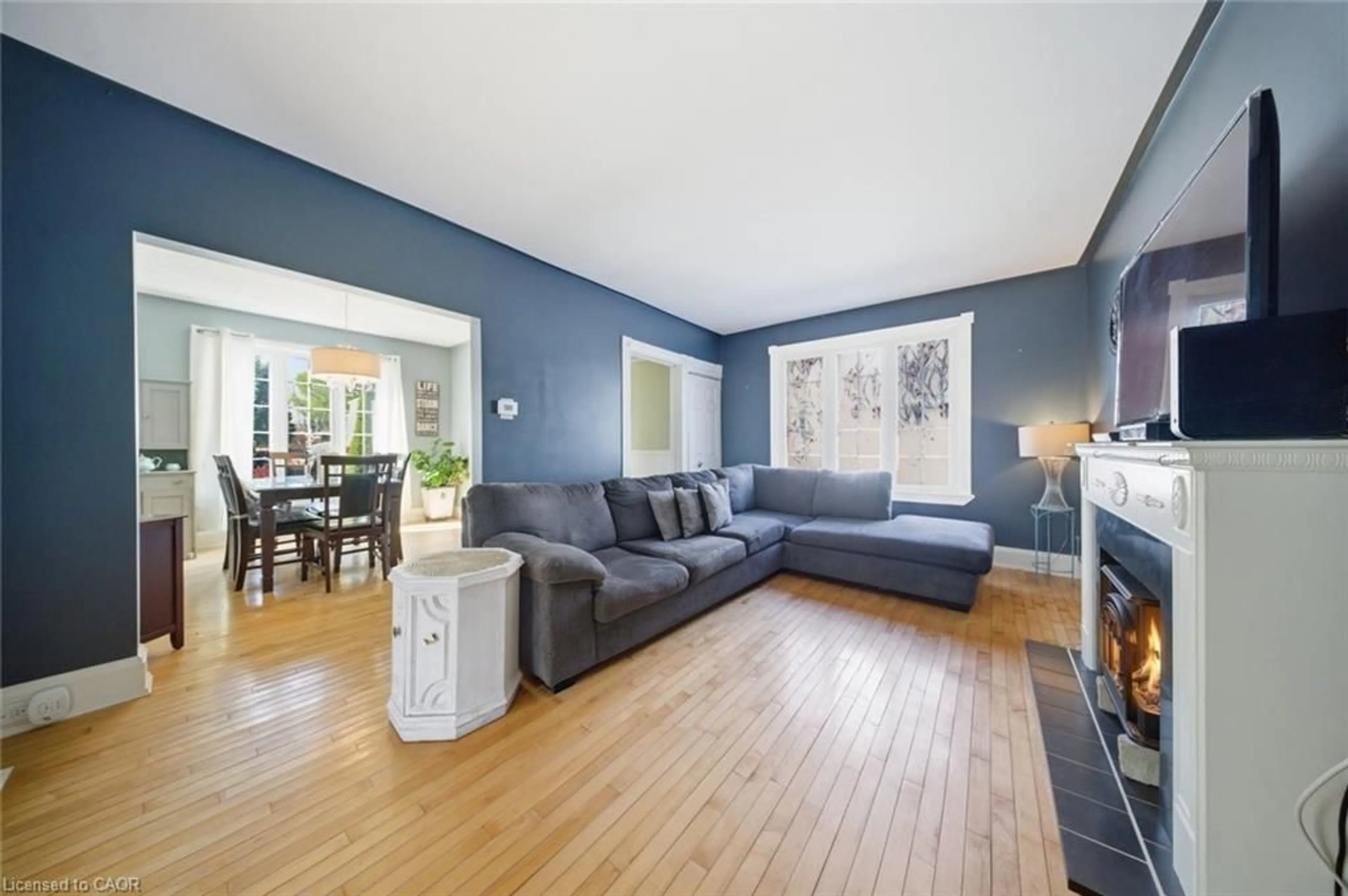 Living room with furniture, wood/laminate floor for 401 West St, Simcoe Ontario N3Y 1T8