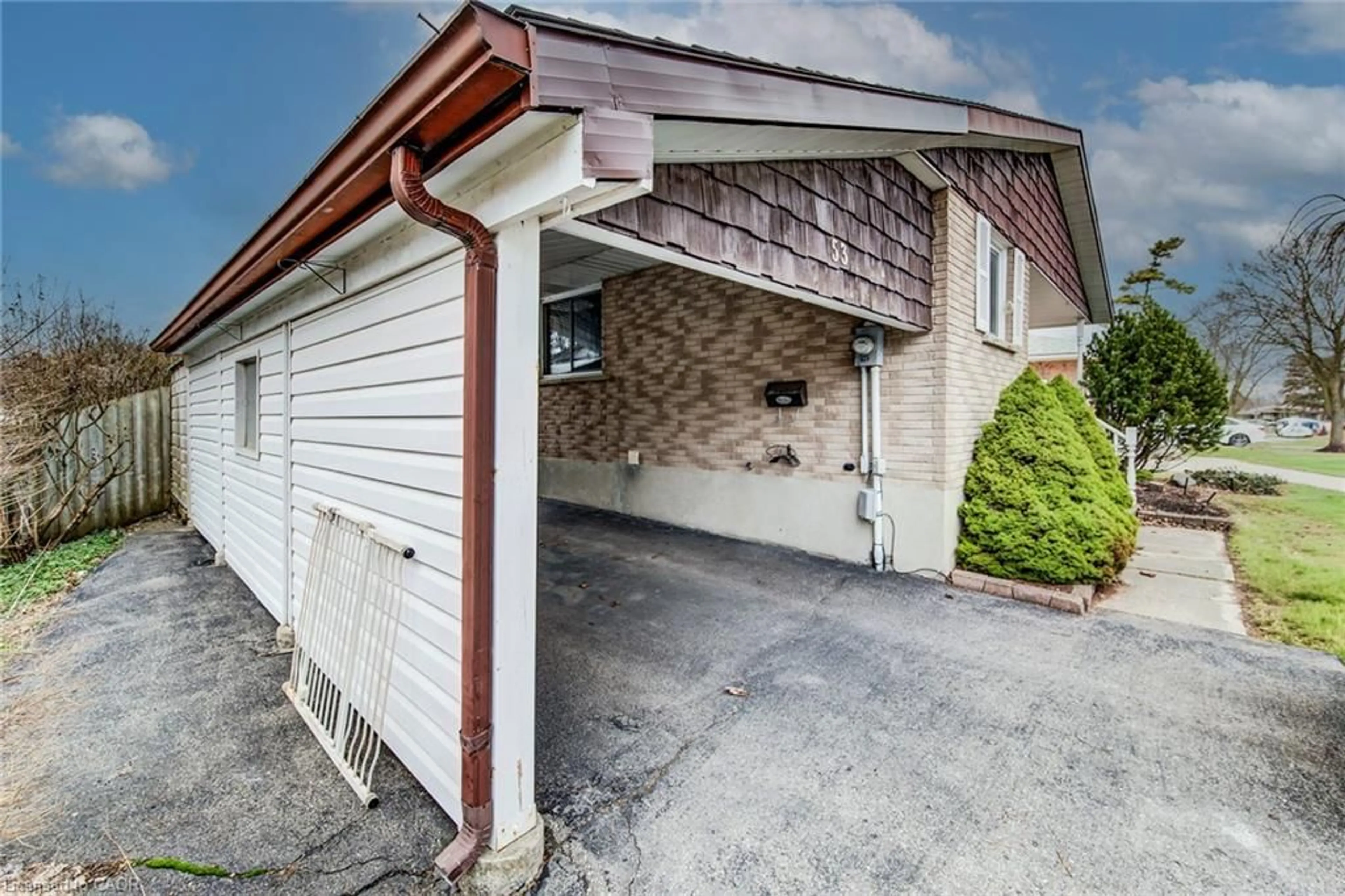Indoor garage for 53 Greenock Dr, Kitchener Ontario N2E 2J9