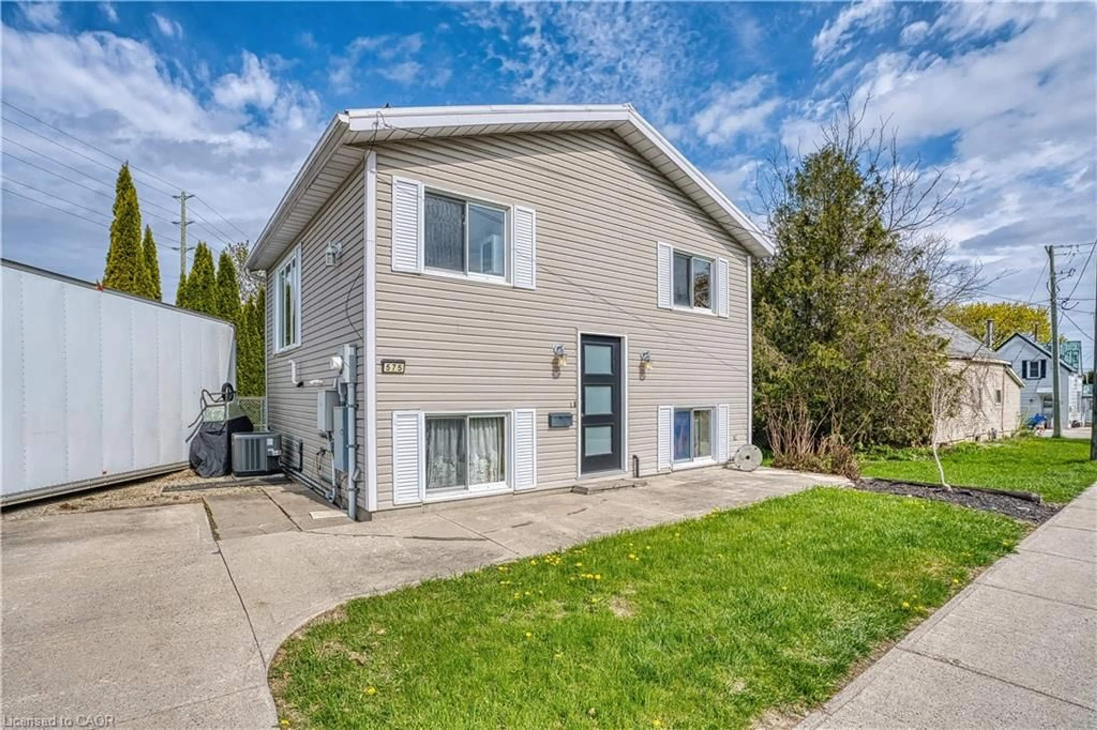 Home with vinyl exterior material, street for 575 Salisbury Ave, Listowel Ontario N4W 1Y8