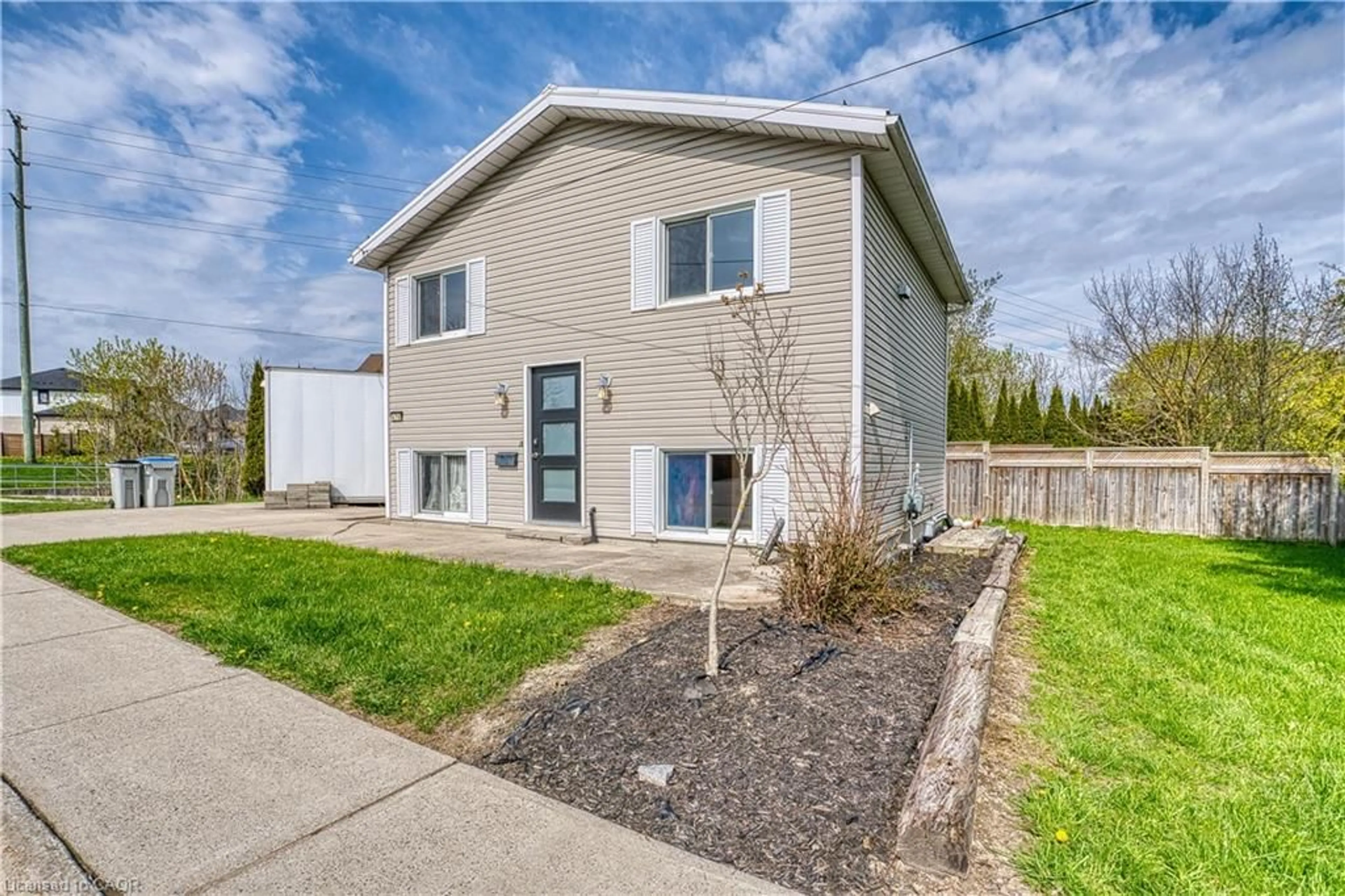 Home with vinyl exterior material, street for 575 Salisbury Ave, Listowel Ontario N4W 1Y8