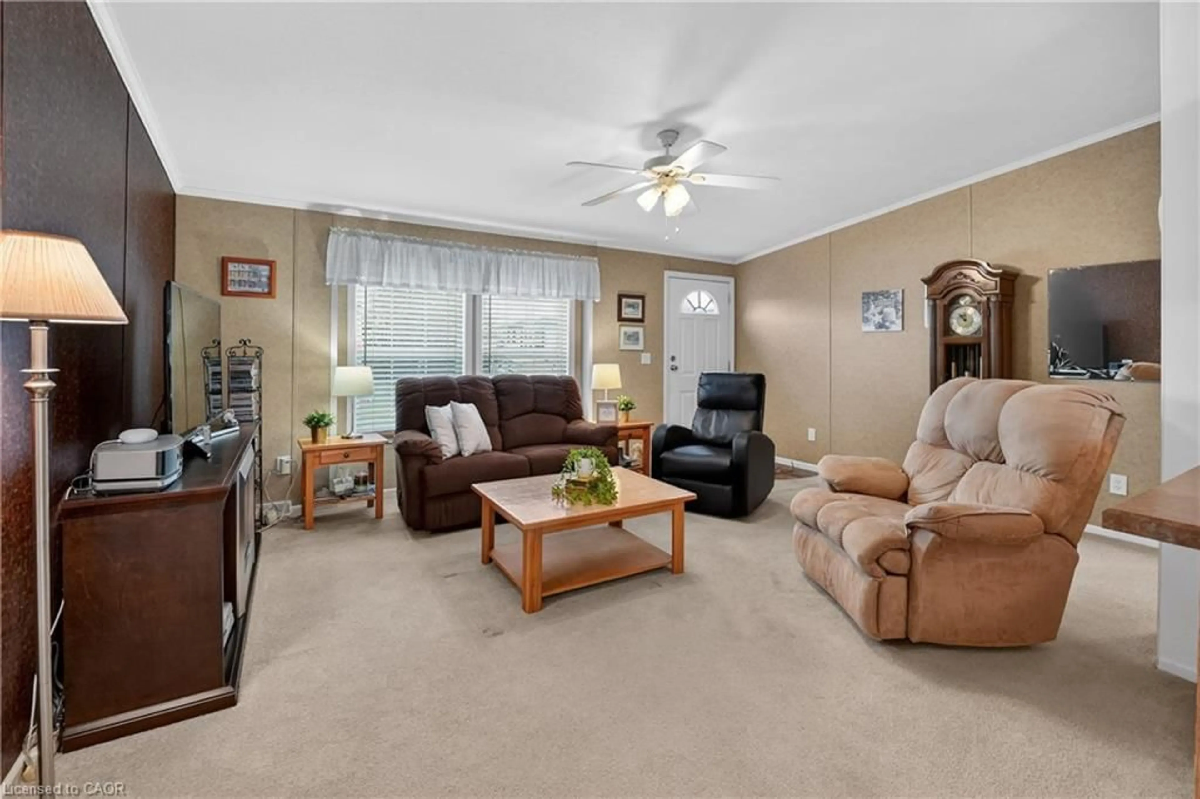 Living room with furniture, unknown for 3033 Townline Rd #99, Stevensville Ontario L0S 1S1