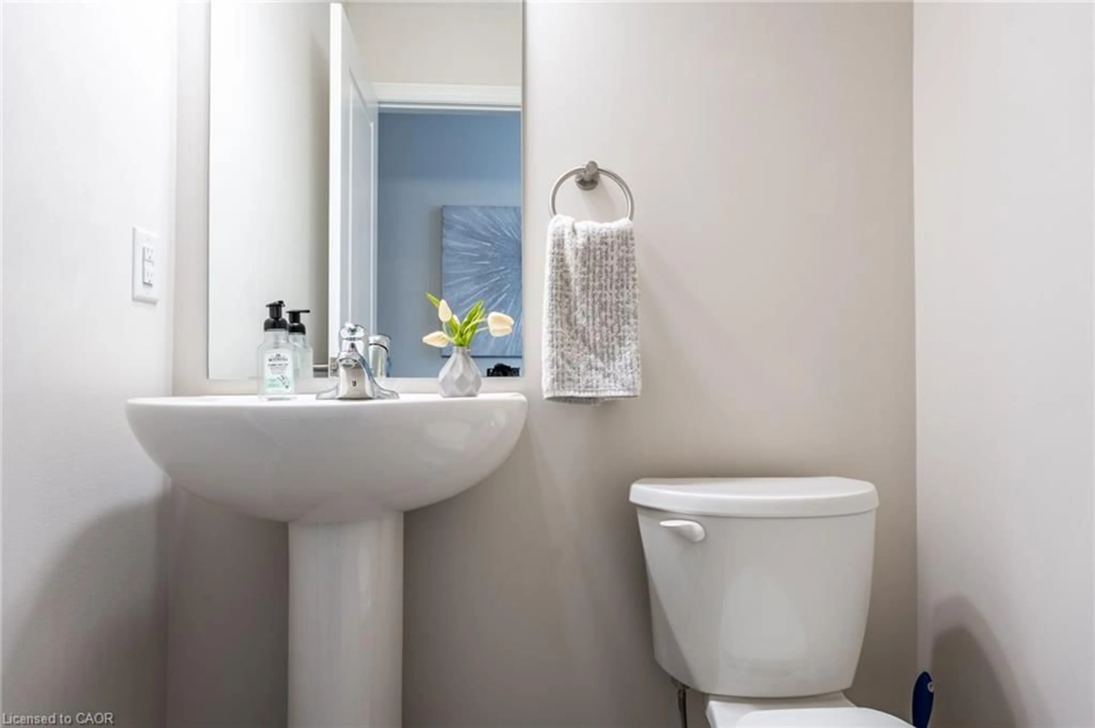 Standard bathroom, ceramic/tile floor for 88 Sycamore St, Welland Ontario L3C 0H8