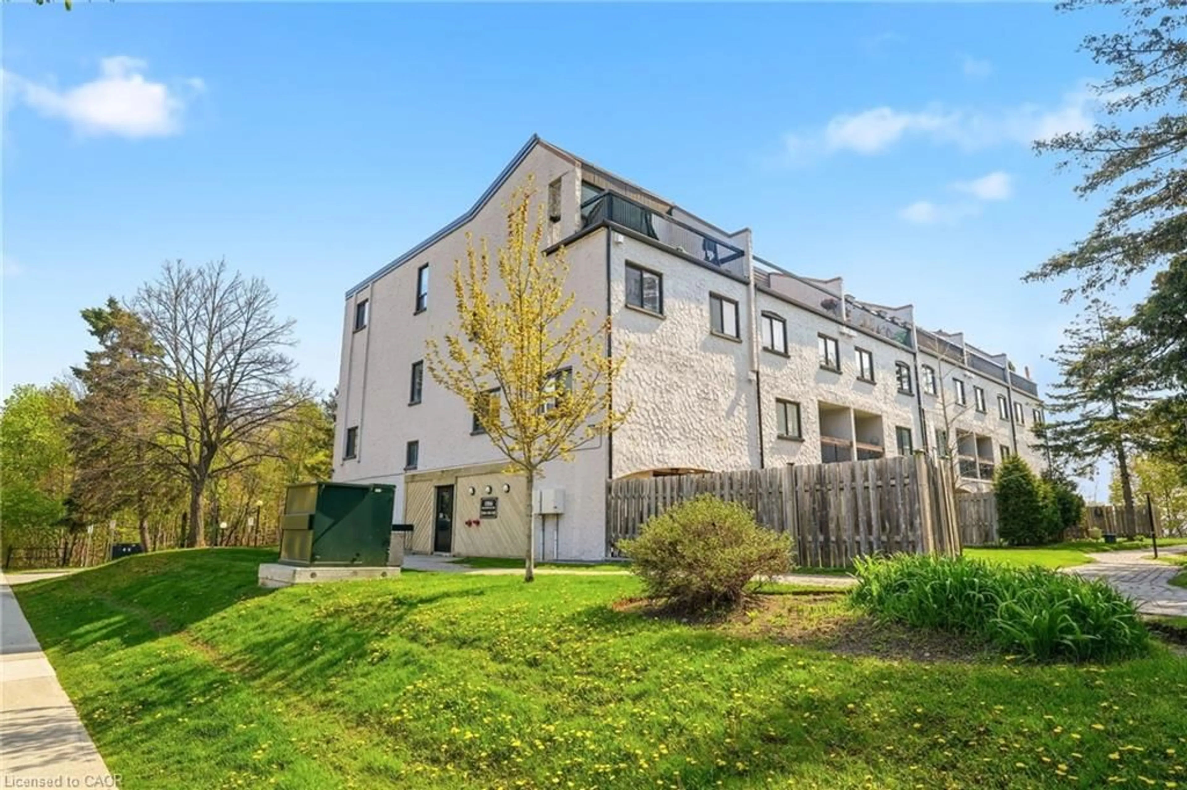 A pic from outside/outdoor area/front of a property/back of a property/a pic from drone, building for 1066 Falgarwood Dr #154, Oakville Ontario L6H 2P3