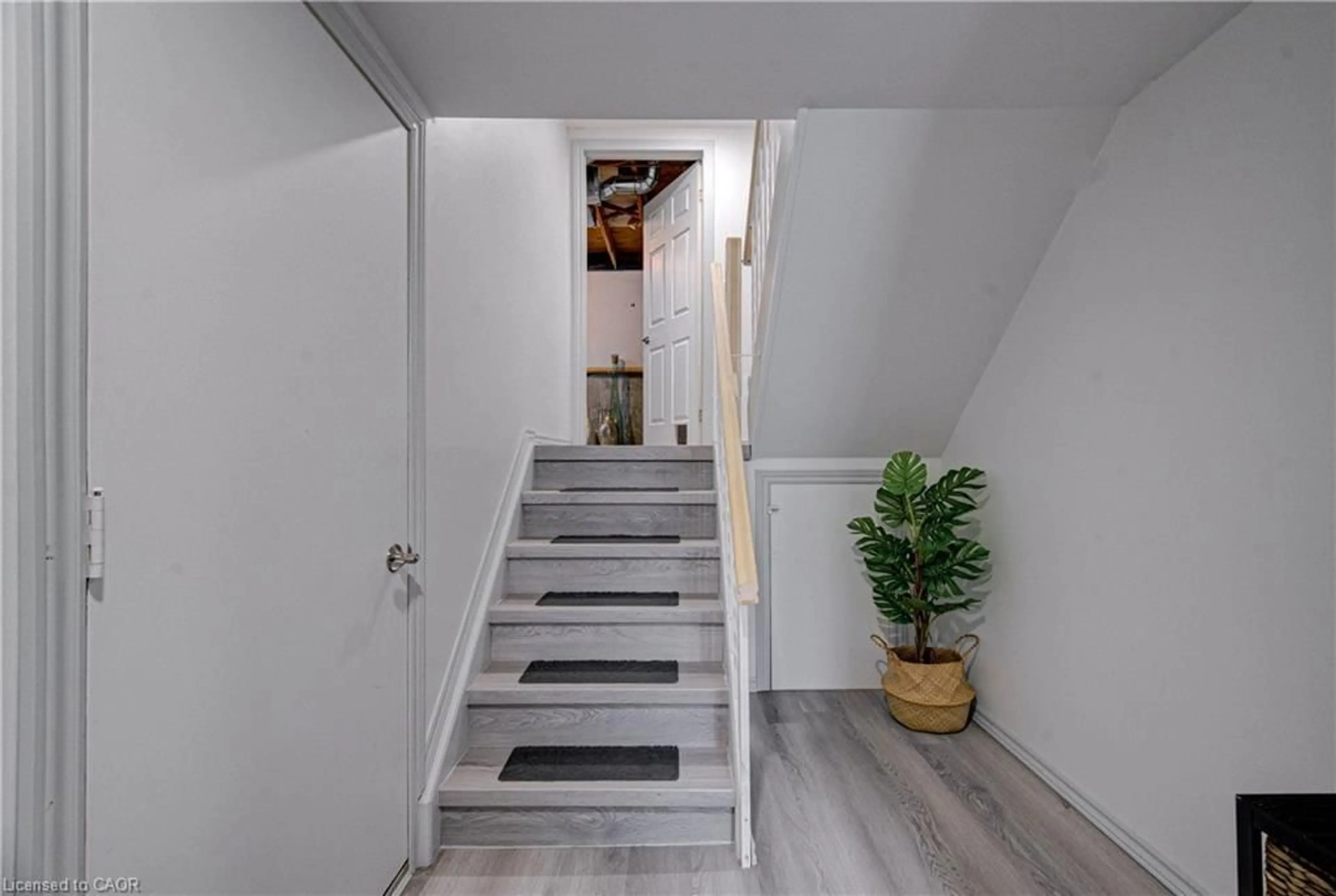 Indoor entryway for 100 Bluevale St #22, Waterloo Ontario N2J 4M9