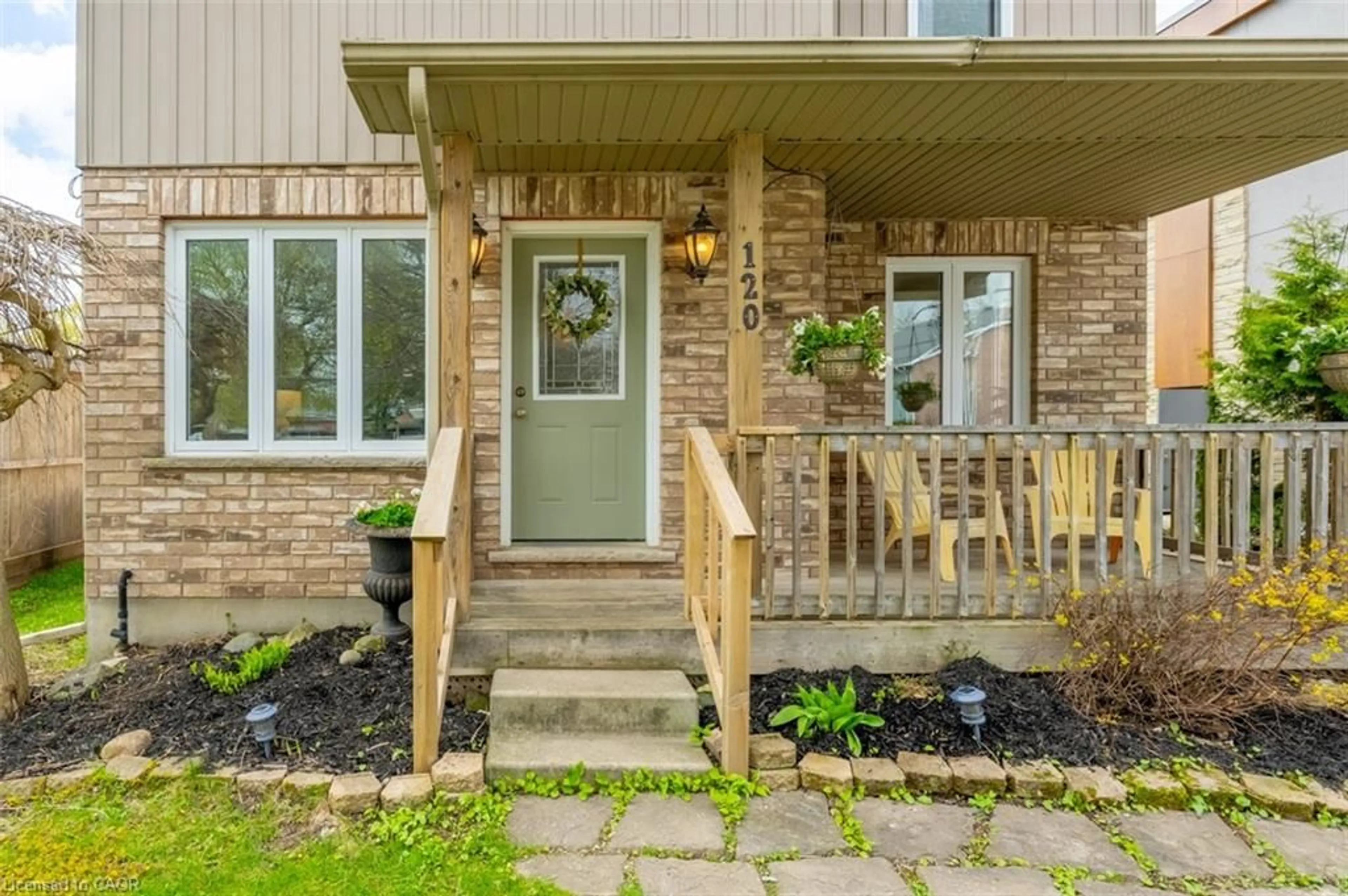 Indoor entryway for 120 Charles St, Arthur Ontario N0G 1A0