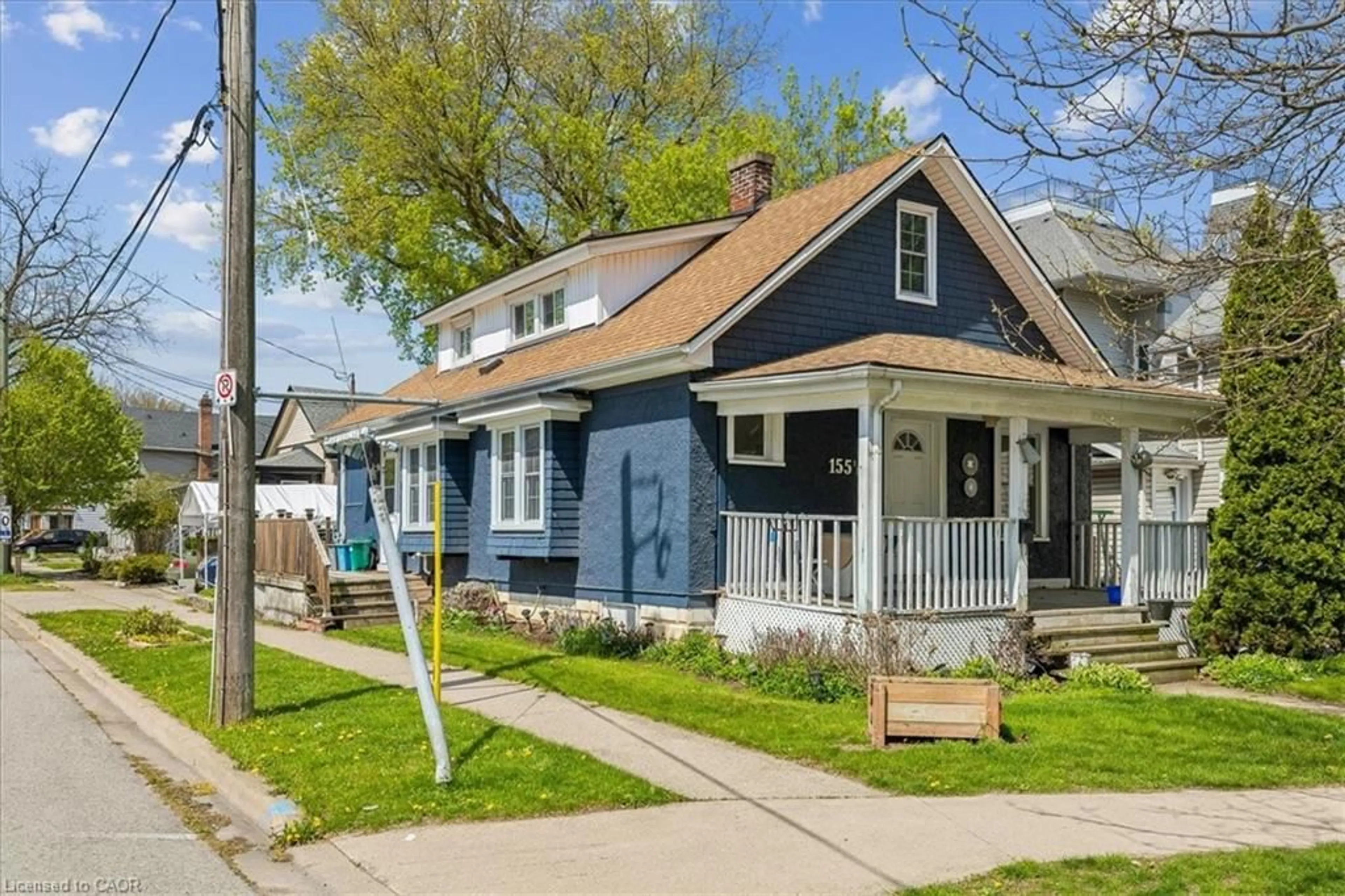 Home with vinyl exterior material, street for 155 1/2 Lake St, St. Catharines Ontario L2R 5Y5