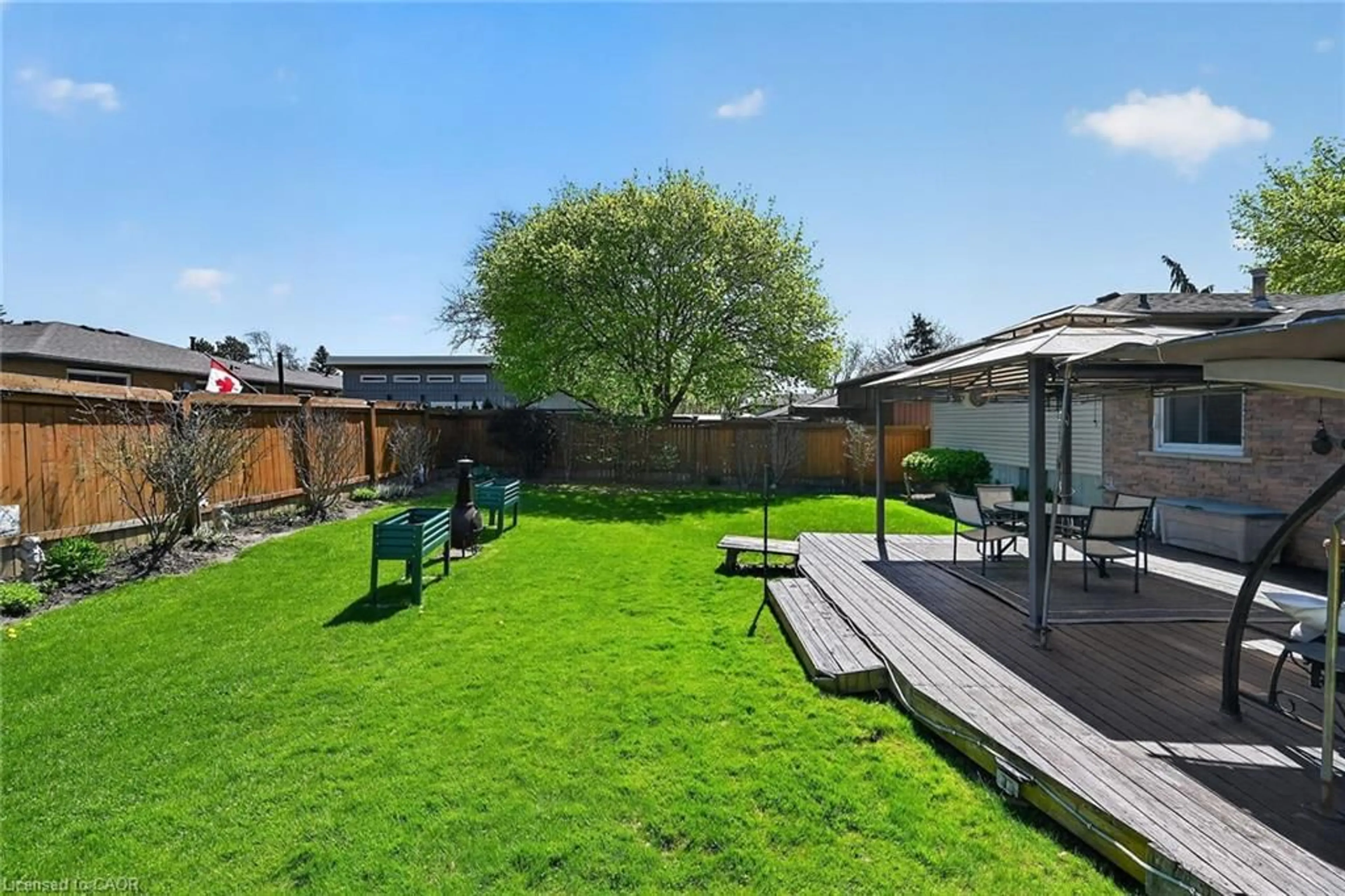 Patio, street for 331 Maccrae Dr, Caledonia Ontario N3W 1K5