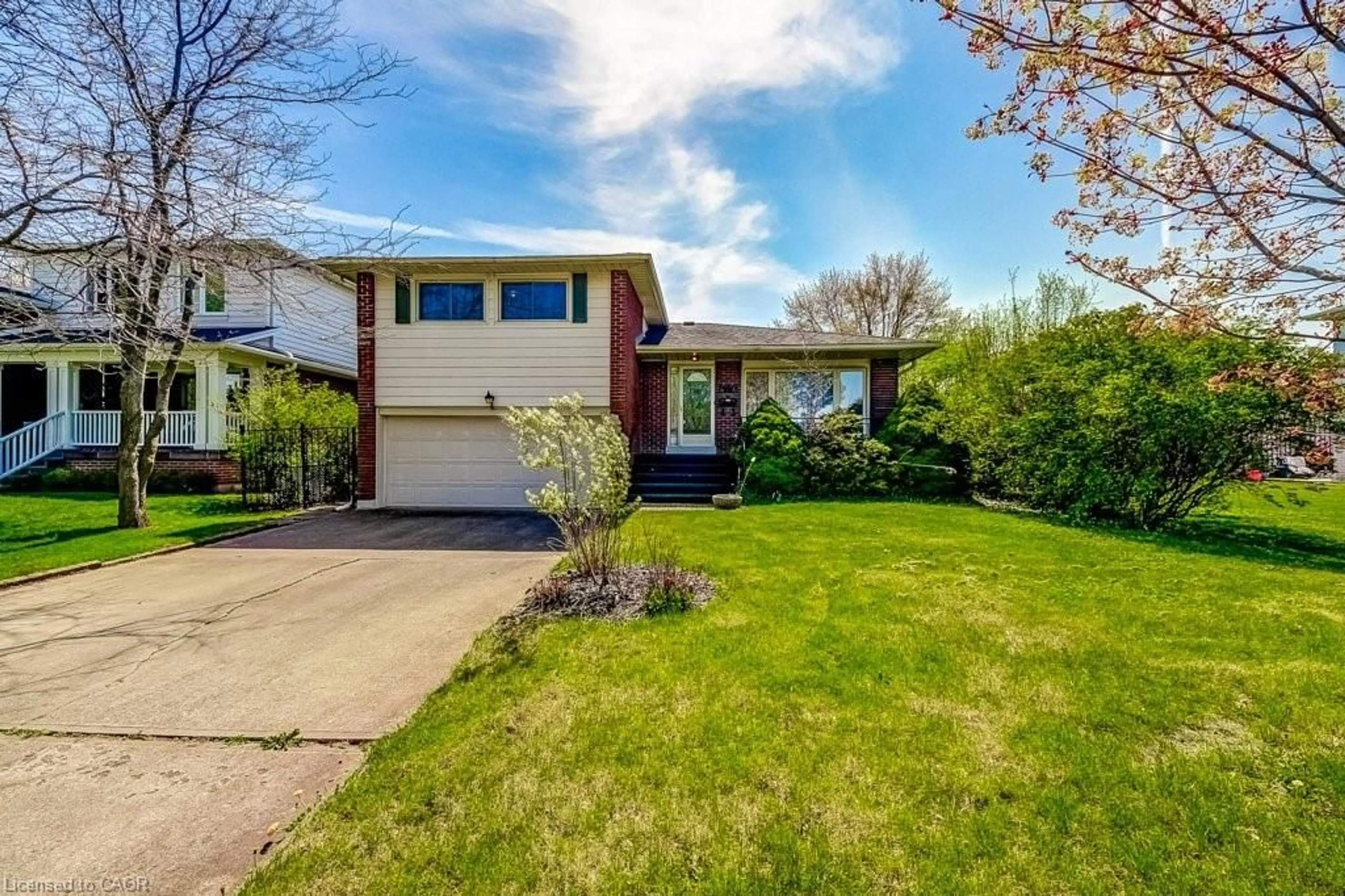 Home with vinyl exterior material, street for 4356 Dublin Cres, Burlington Ontario L7L 2S5